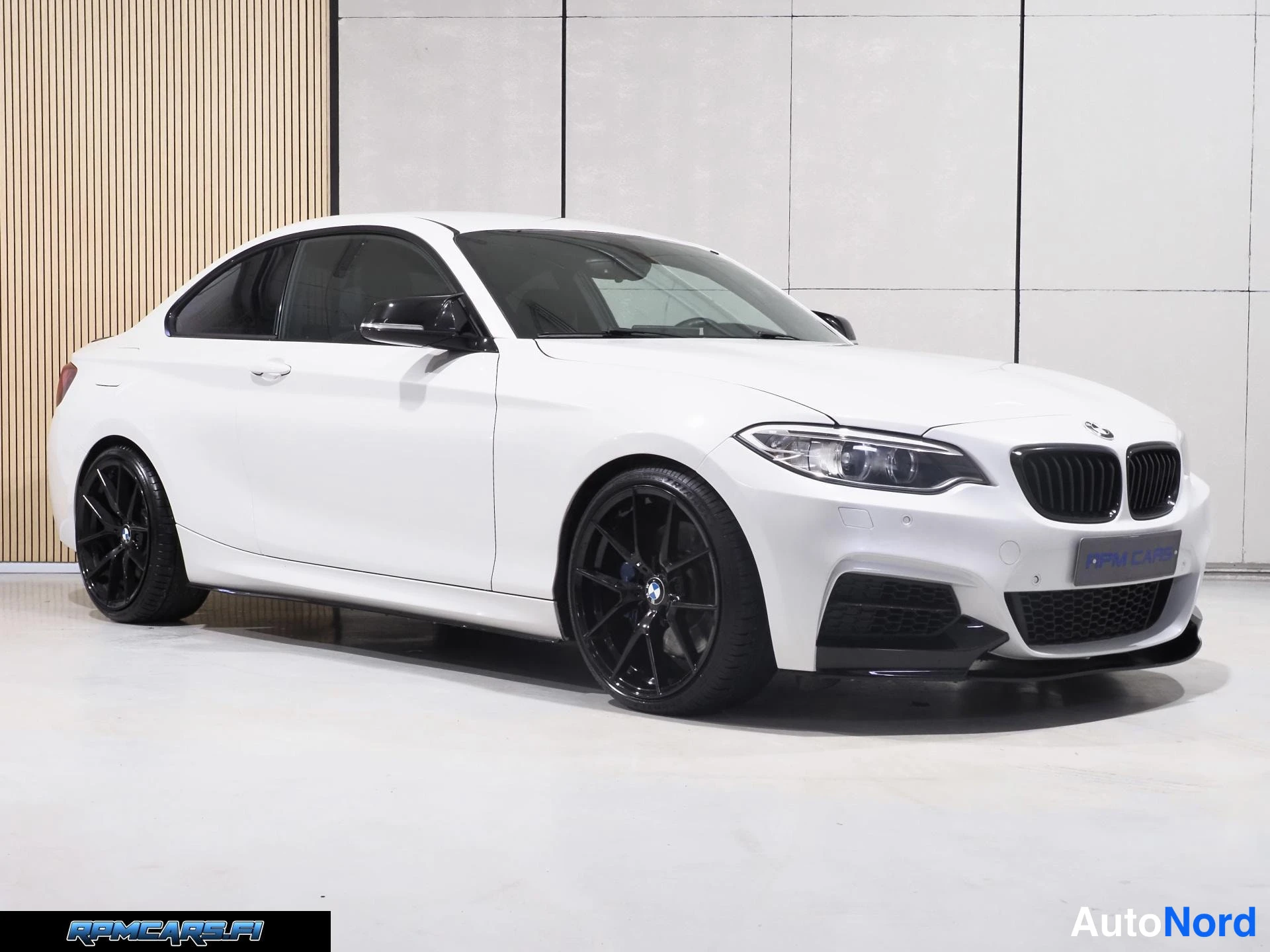 Valkoinen BMW M240i 2017, etuviisto, keula oikealle, kuva 4
