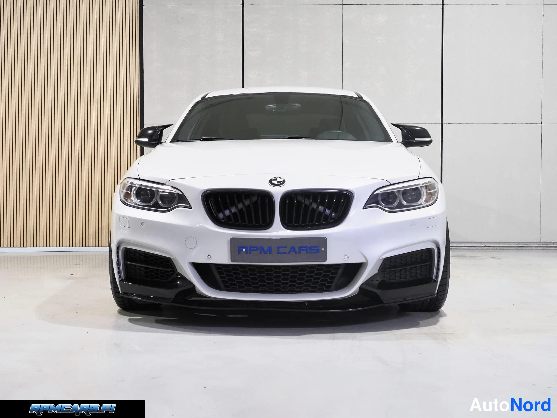 Valkoinen BMW M240i 2017, edestä, kuva 7