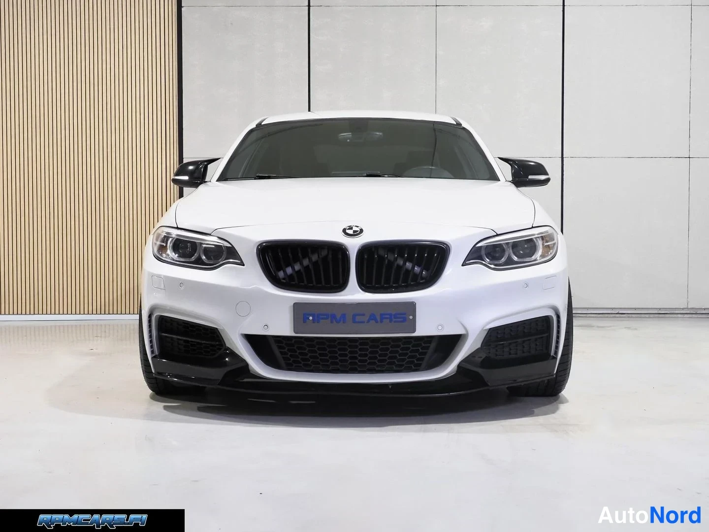 Valkoinen BMW M240i 2017, edestä, kuva 8