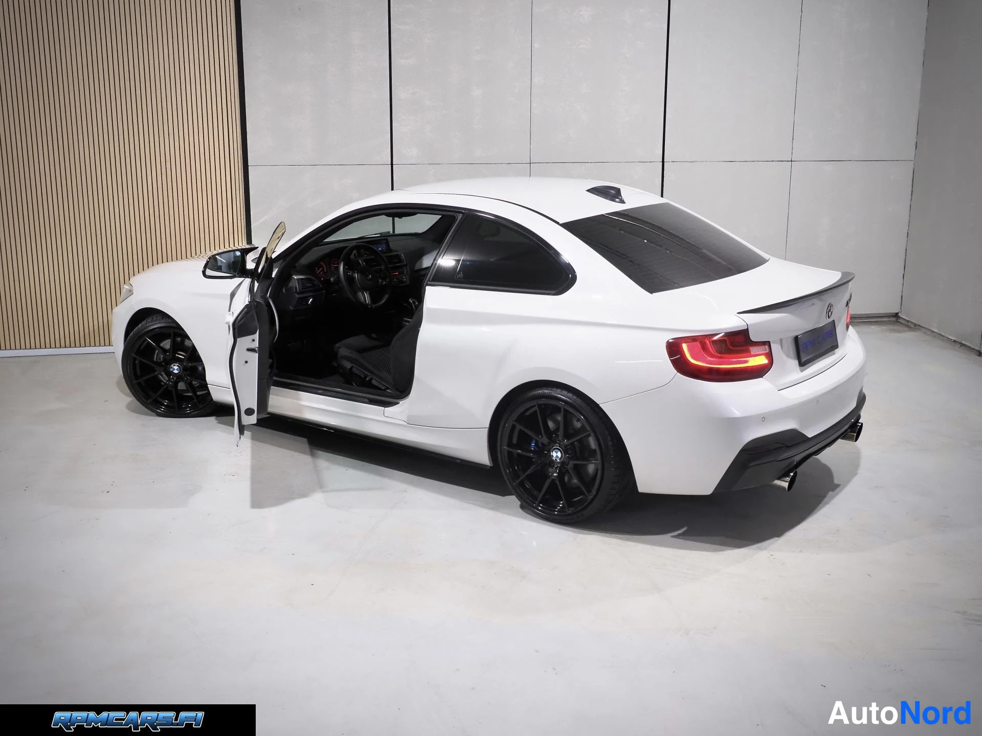 Valkoinen BMW M240i 2017, takaviisto, kuva 20
