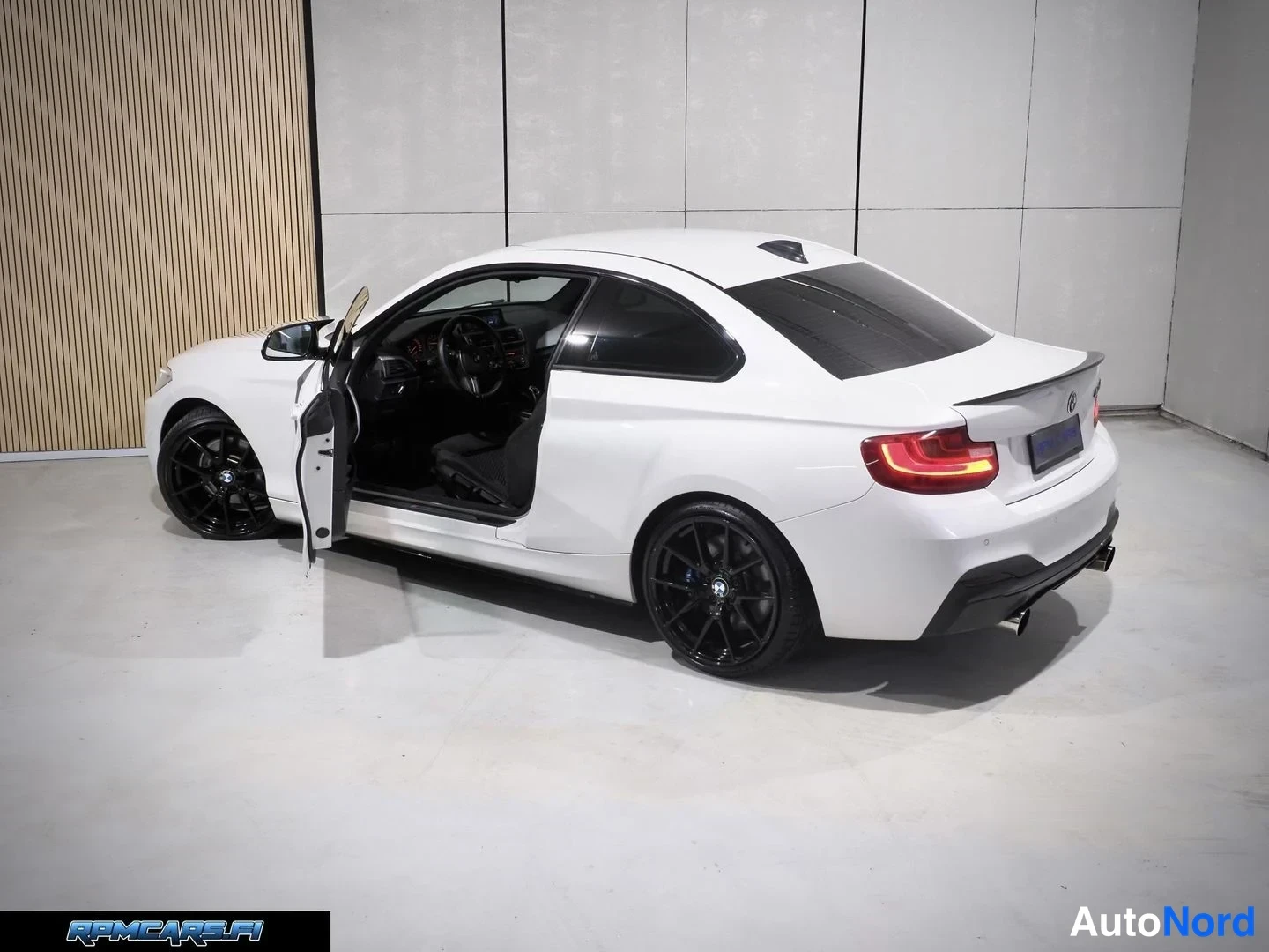 Valkoinen BMW M240i 2017, takaviisto, kuva 19
