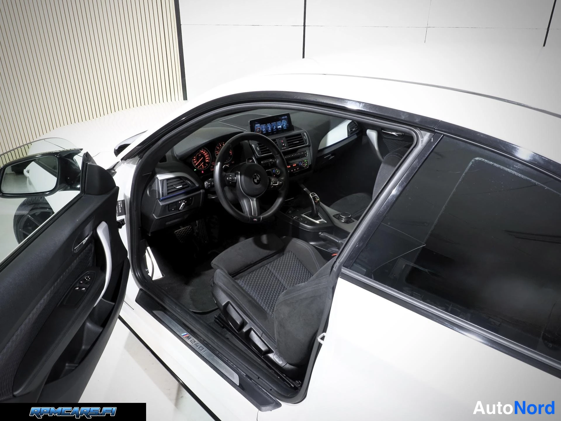 Valkoinen BMW M240i 2017, sivulta, kuva 13