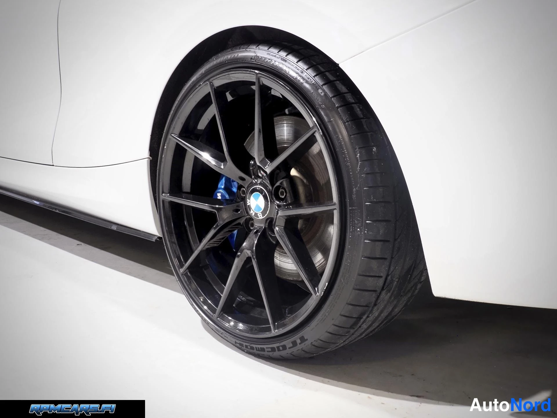Valkoinen BMW M240i 2017, sivulta, kuva 12