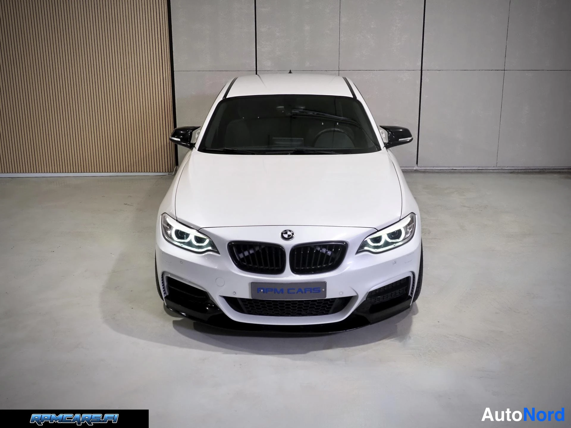 Valkoinen BMW M240i 2017, edestä, kuva 9