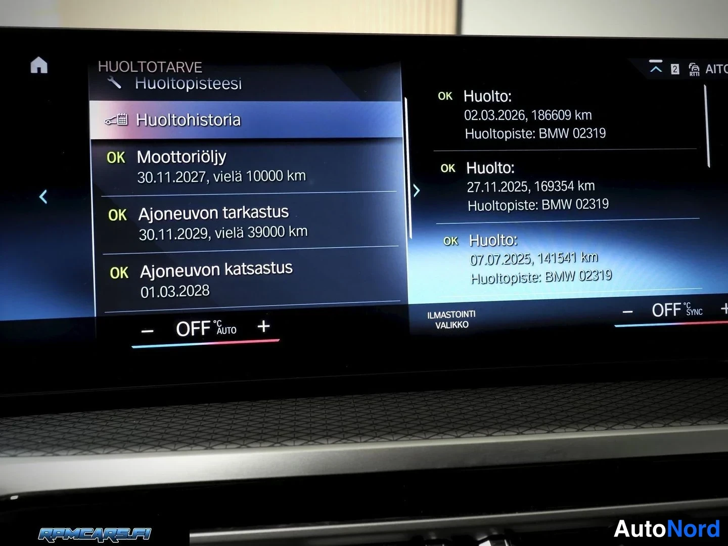 Muu: Auton infotainment-näytön huoltohistorianäkymä, jossa näkyvät huoltopisteet, päivämäärät ja kilometrimäärät.
