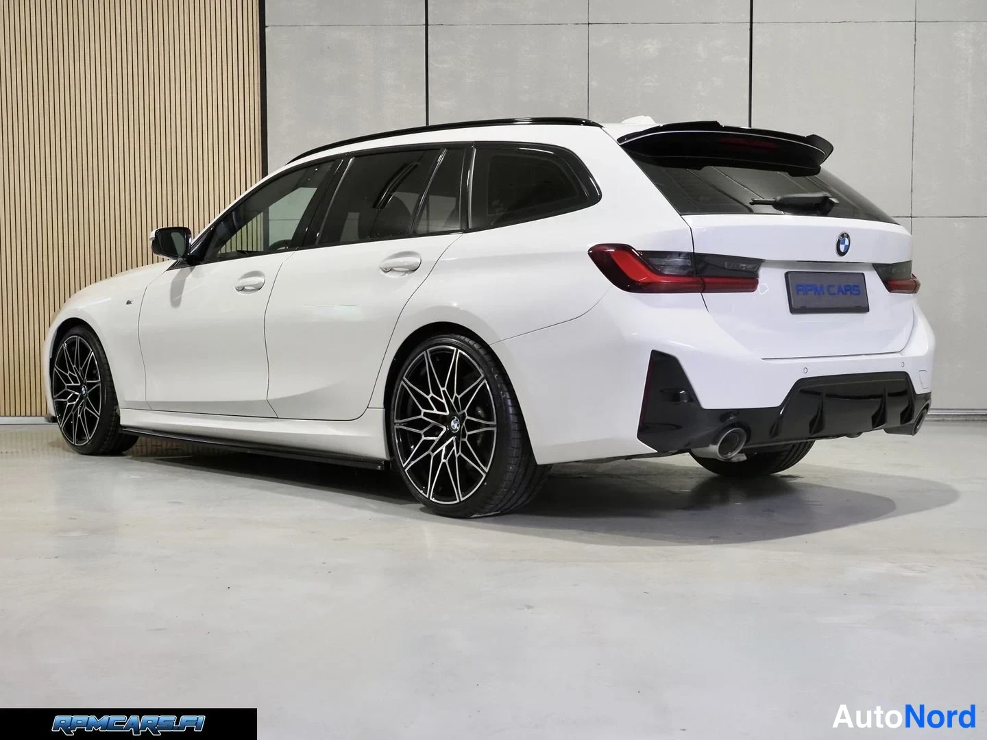 Valkoinen BMW 330d 2023, takaviisto, kuva 23