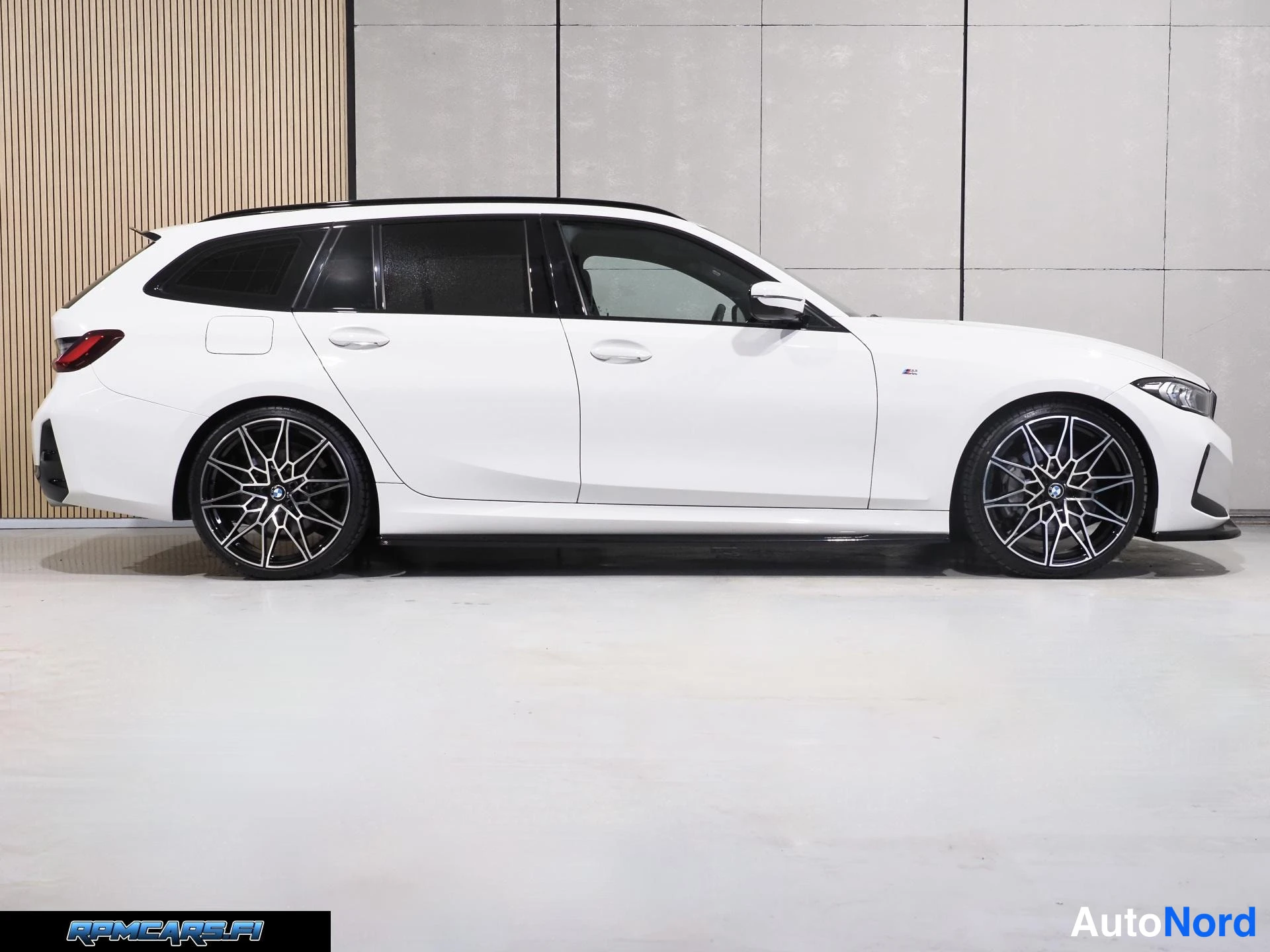 Valkoinen BMW 330d 2023, etuviisto, keula oikealle, kuva 8