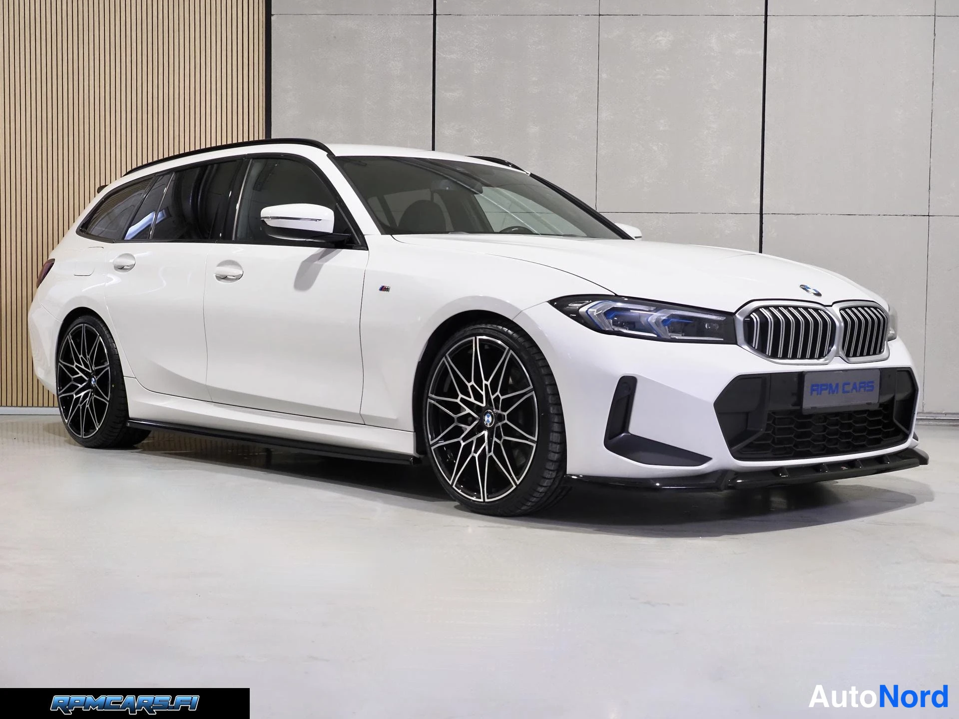 Valkoinen BMW 330d 2023, etuviisto, keula oikealle, kuva 9
