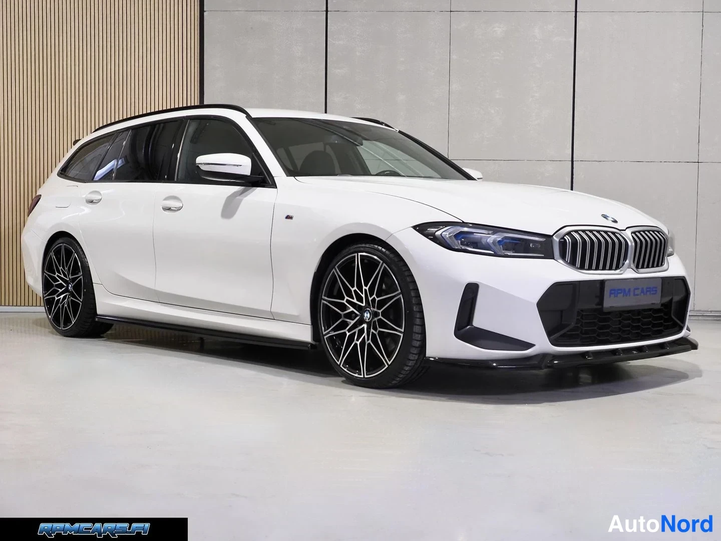 Valkoinen BMW 330d 2023, etuviisto, keula oikealle, kuva 7