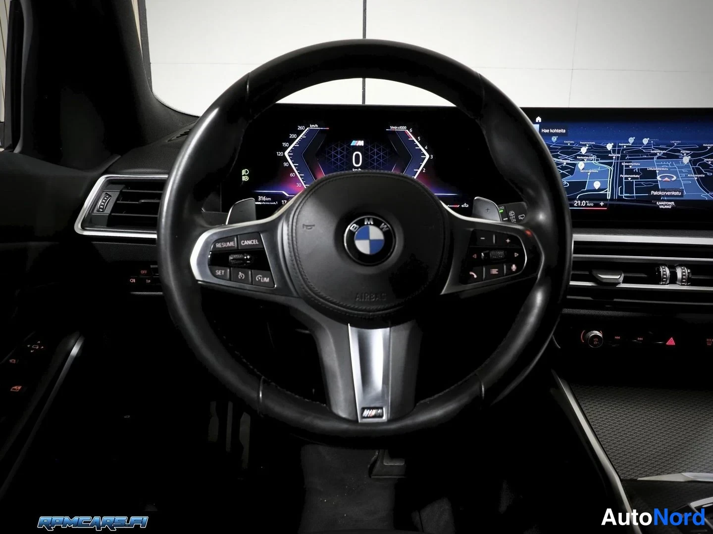 Valkoinen BMW 330d 2023, yksityiskohta, kuva 30
