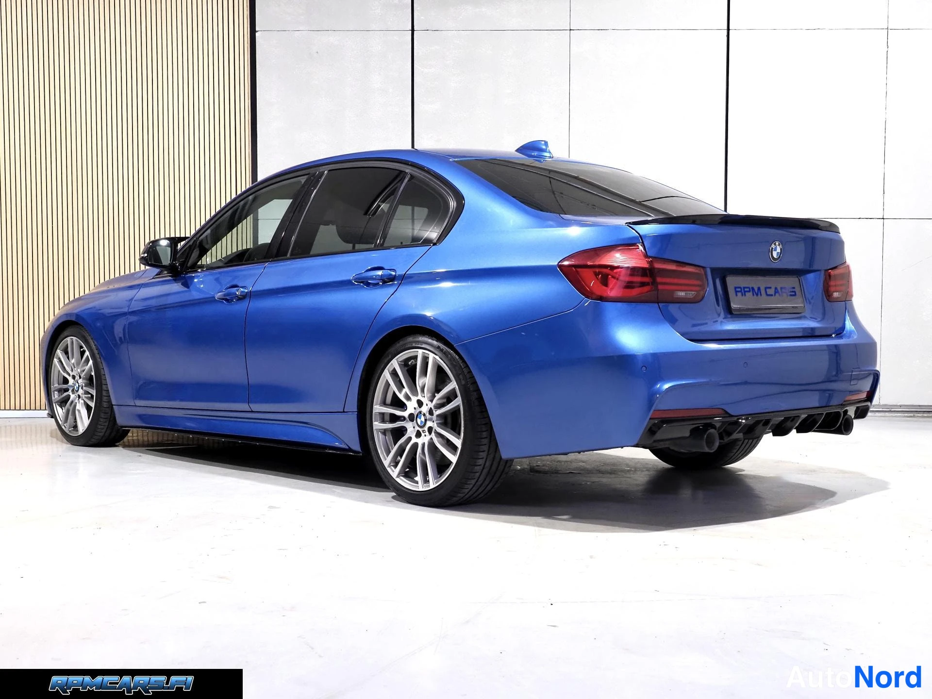 Sininen BMW 340i 2018, takaviisto, kuva 18