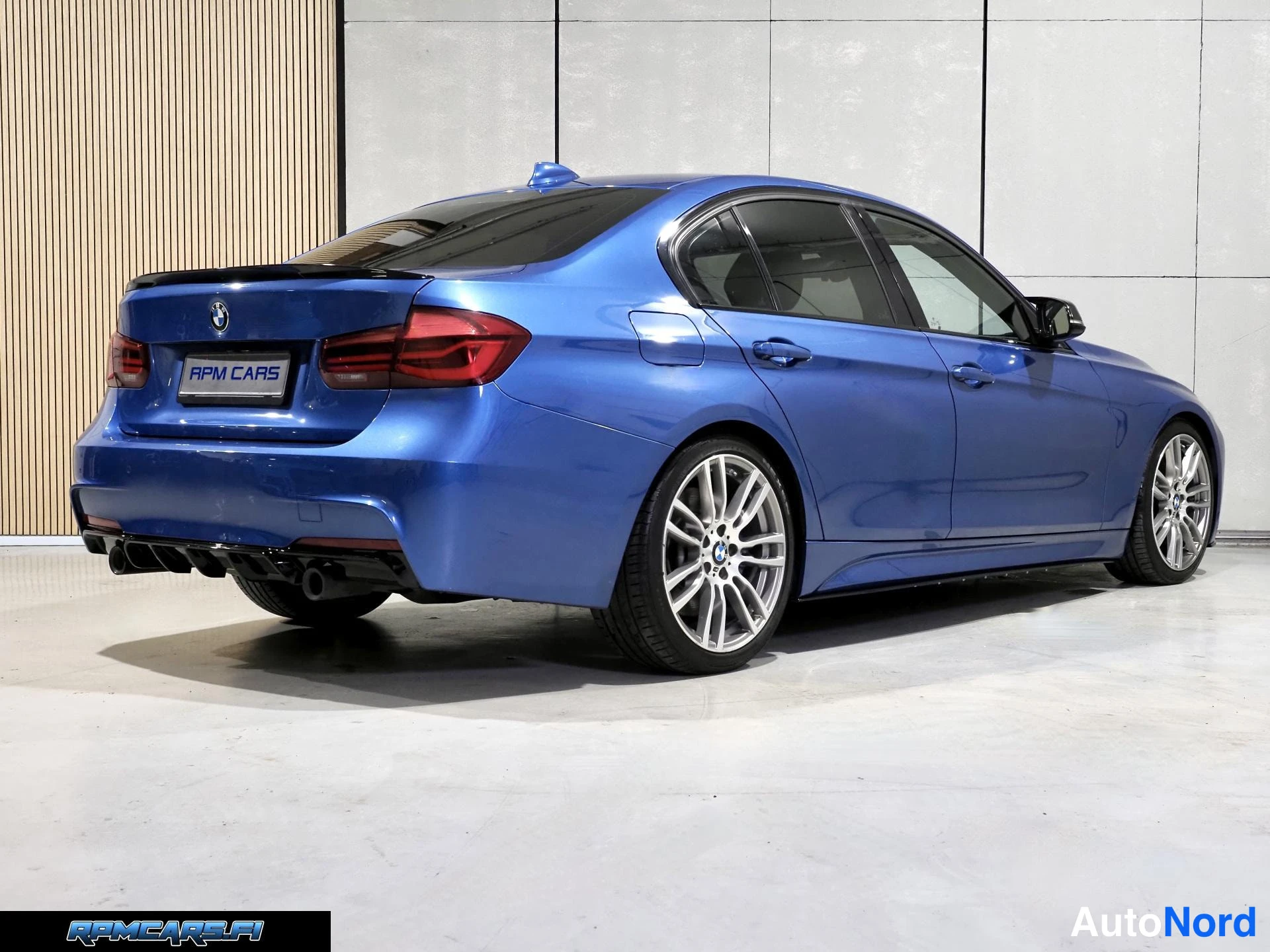 Sininen BMW 340i 2018, takaviisto, kuva 19
