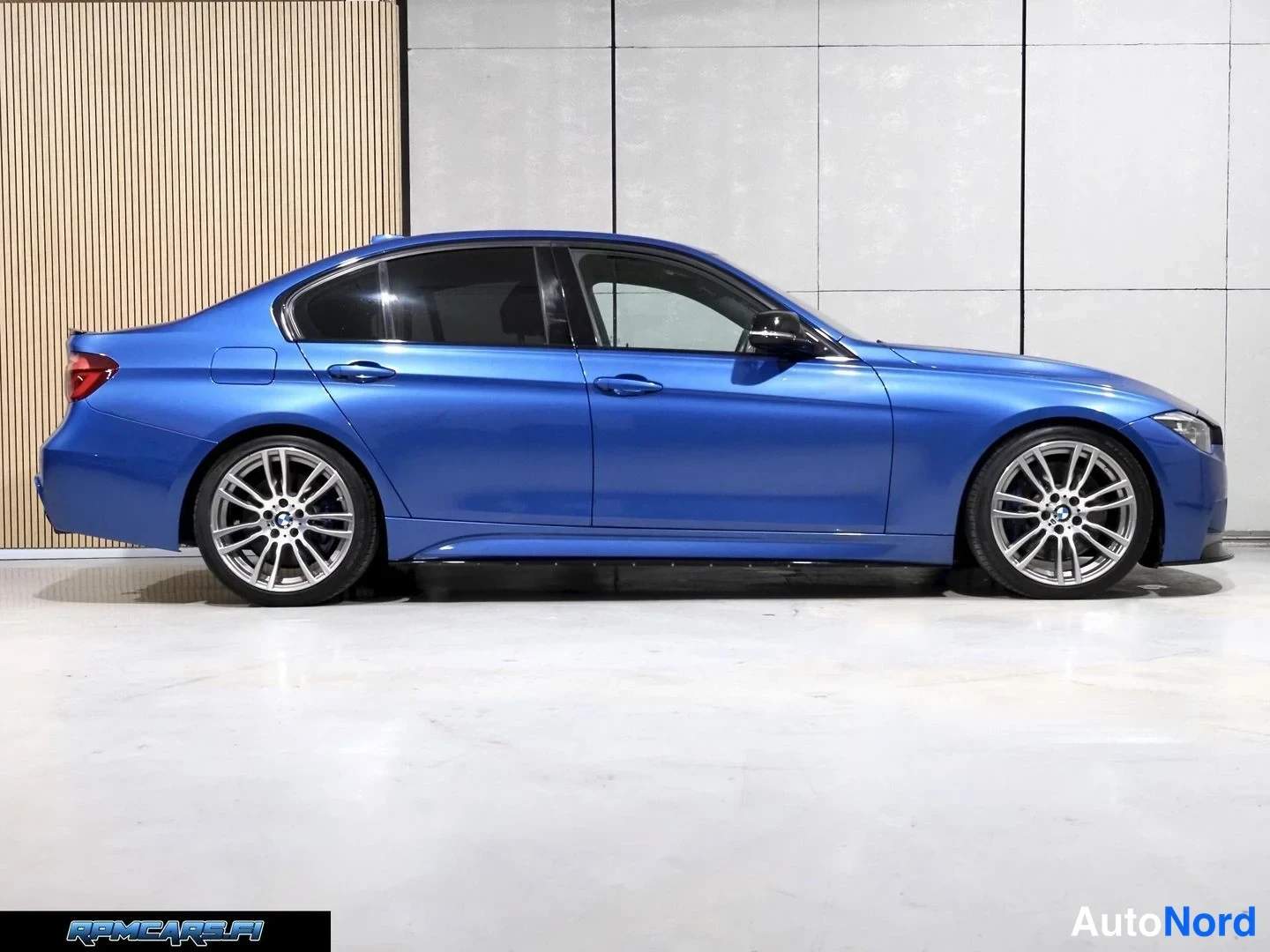 Sininen BMW 340i 2018, sivulta, kuva 12
