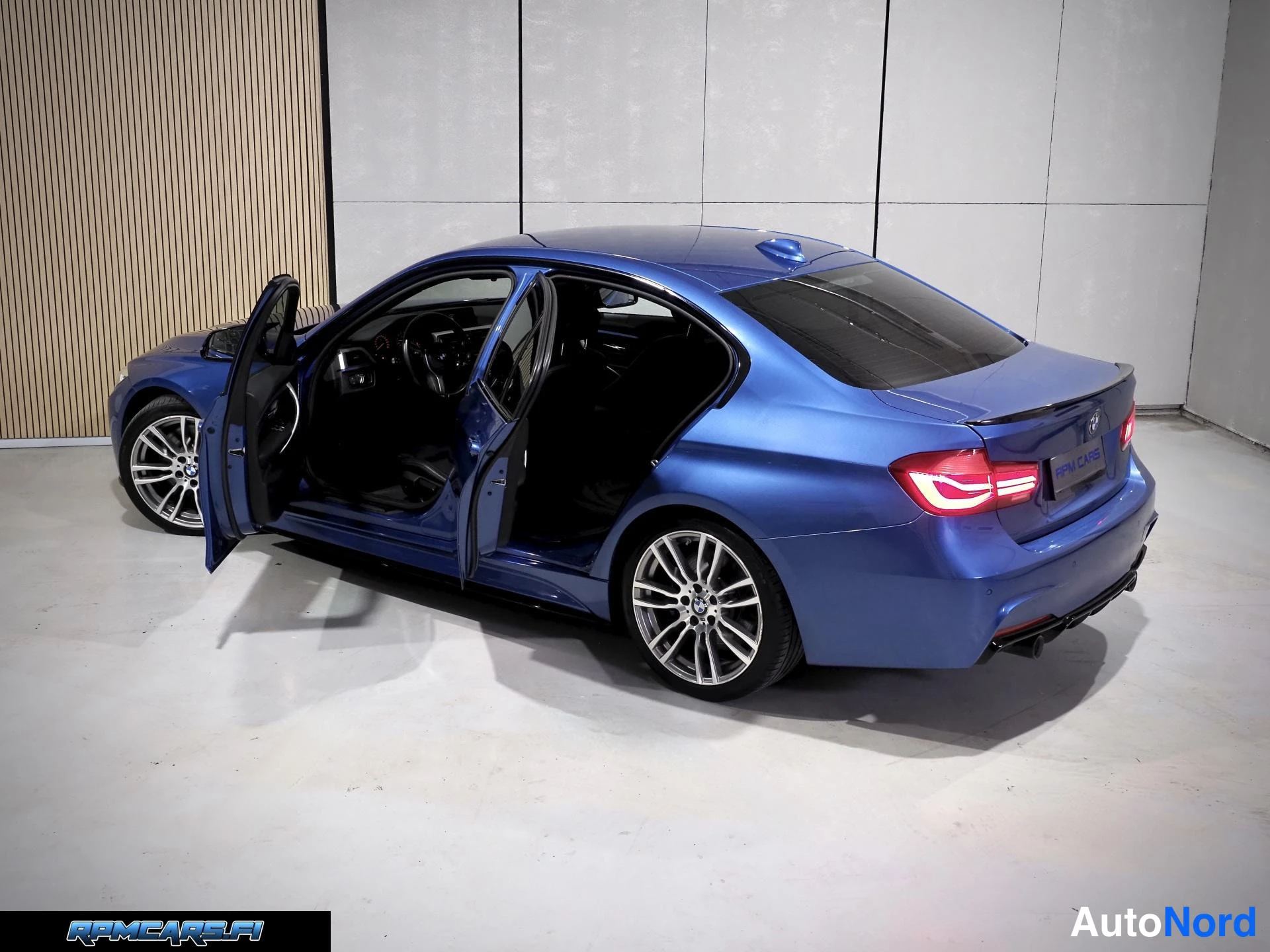 Sininen BMW 340i 2018, takaviisto, kuva 20
