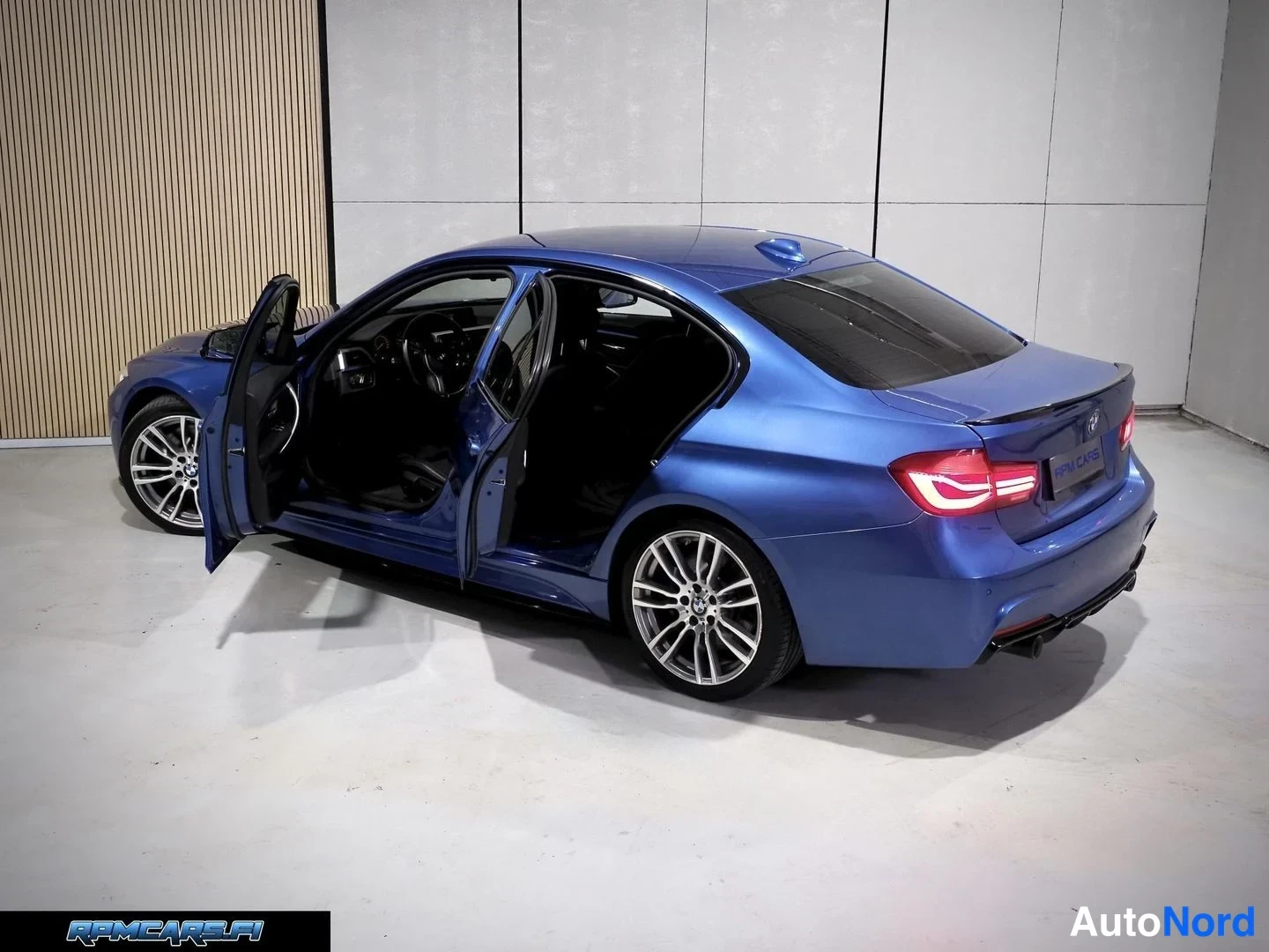 Sininen BMW 340i 2018, takaviisto, kuva 17