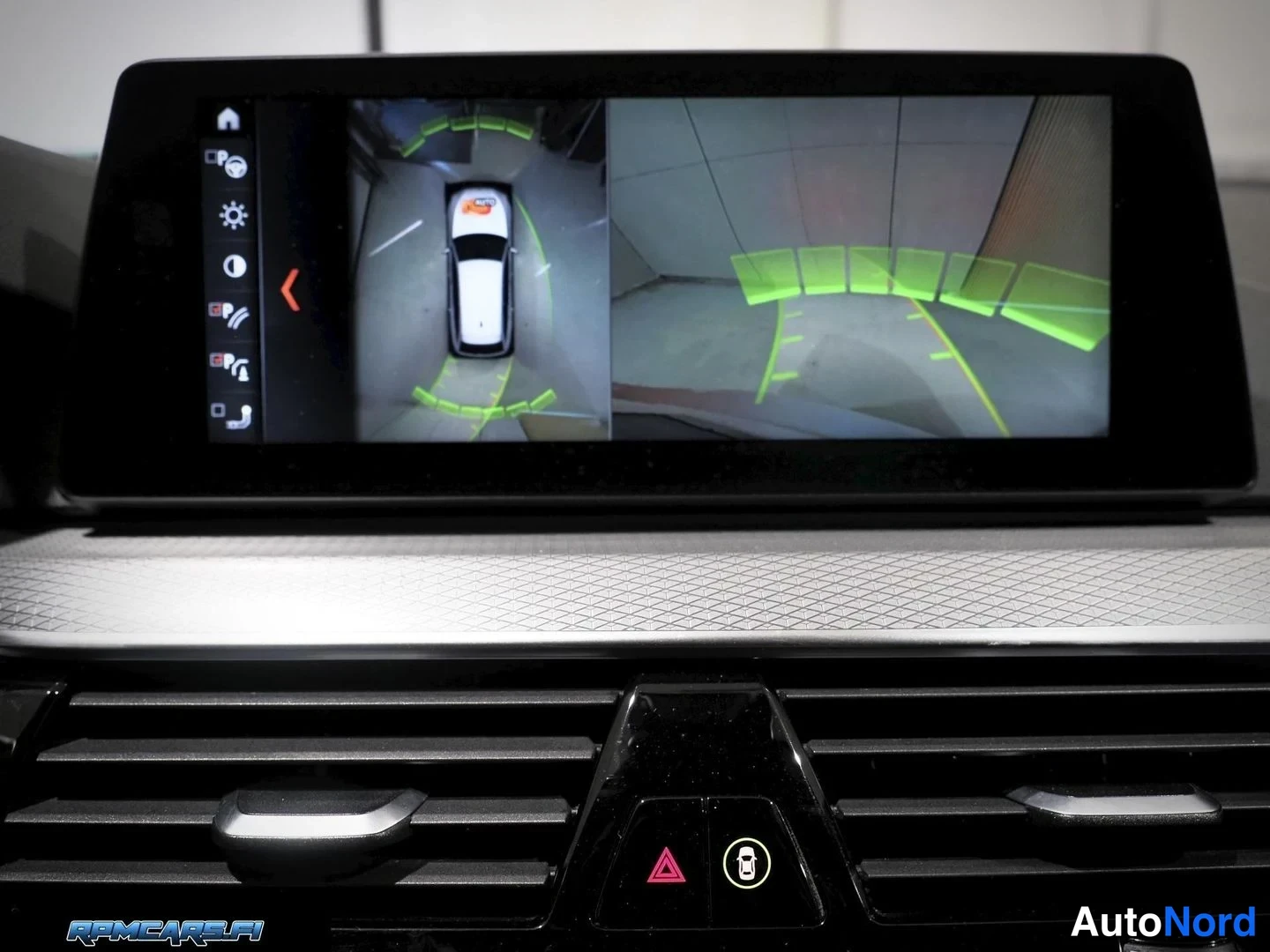 Sivulta: Infotainment-näyttö näyttää 360-kaistakameran ympärivältin ja parkkitutkan vihreine apuviivoineen.