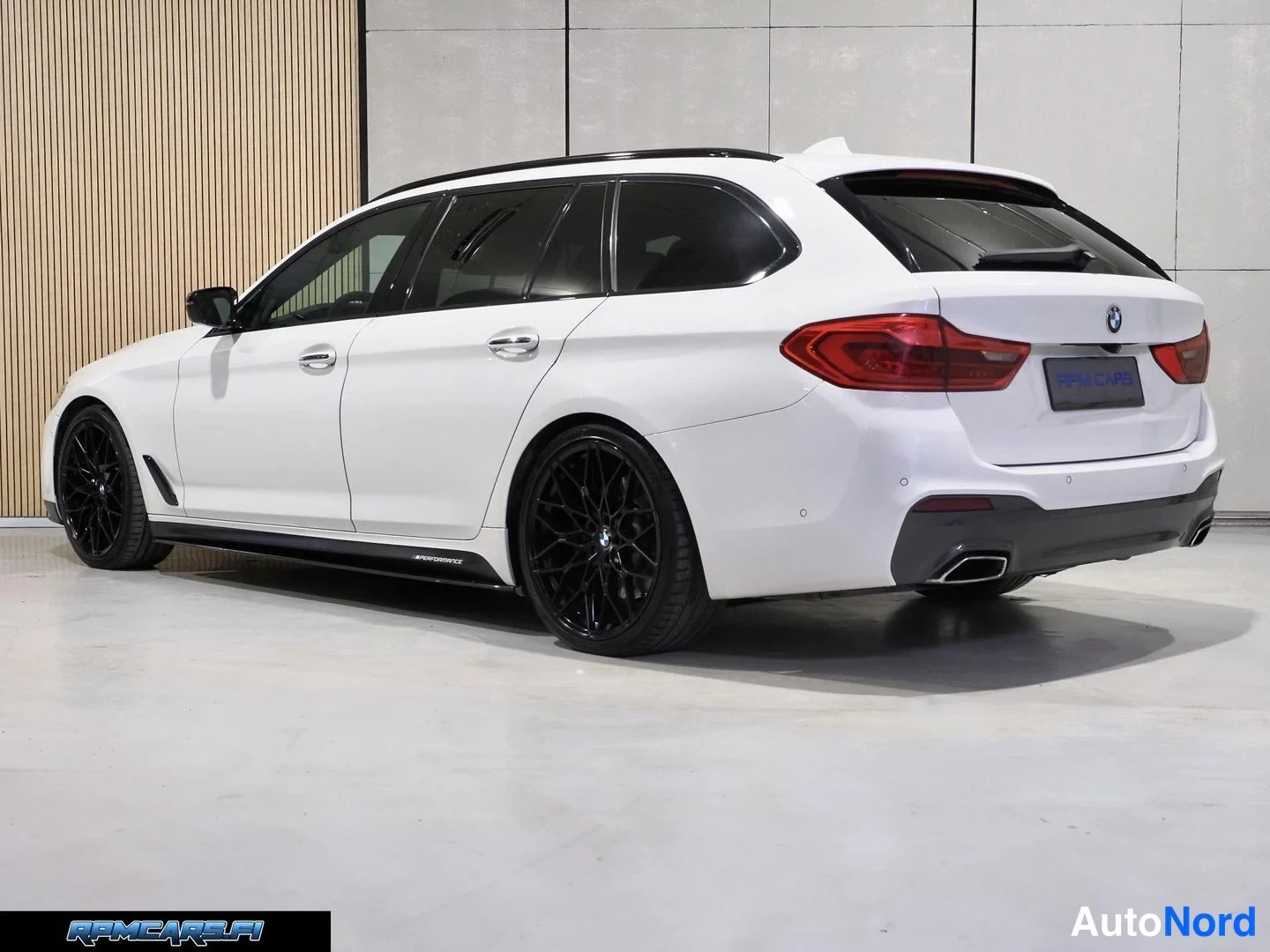 Valkoinen BMW 540d 2018, takaviisto, kuva 21