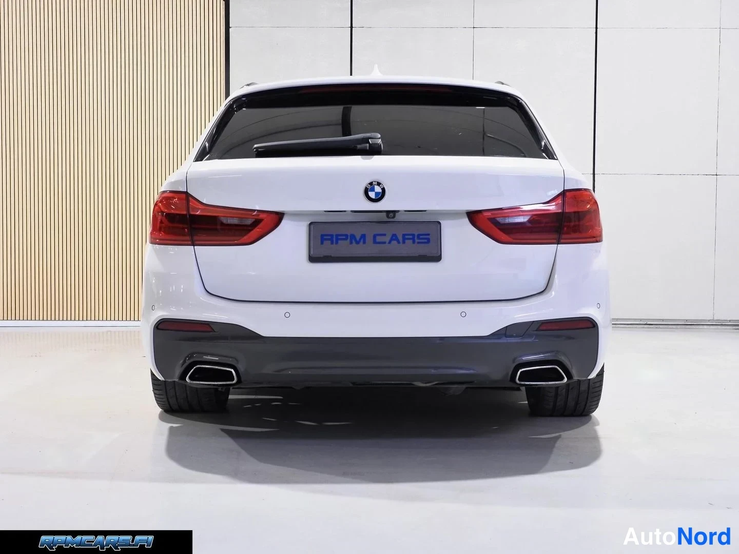Valkoinen BMW 540d 2018, takaa, kuva 27