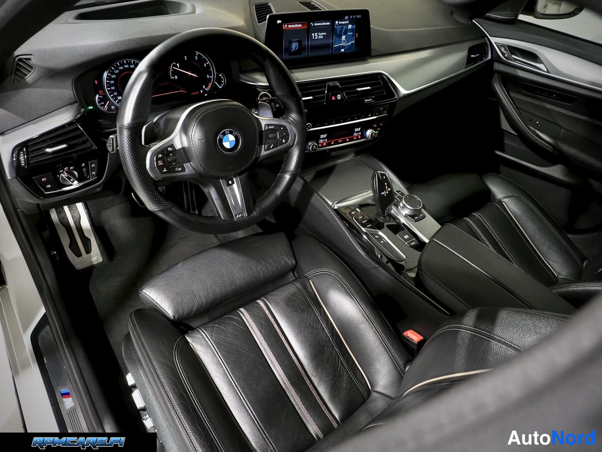 Valkoinen BMW 540d 2018, sivulta, kuva 18