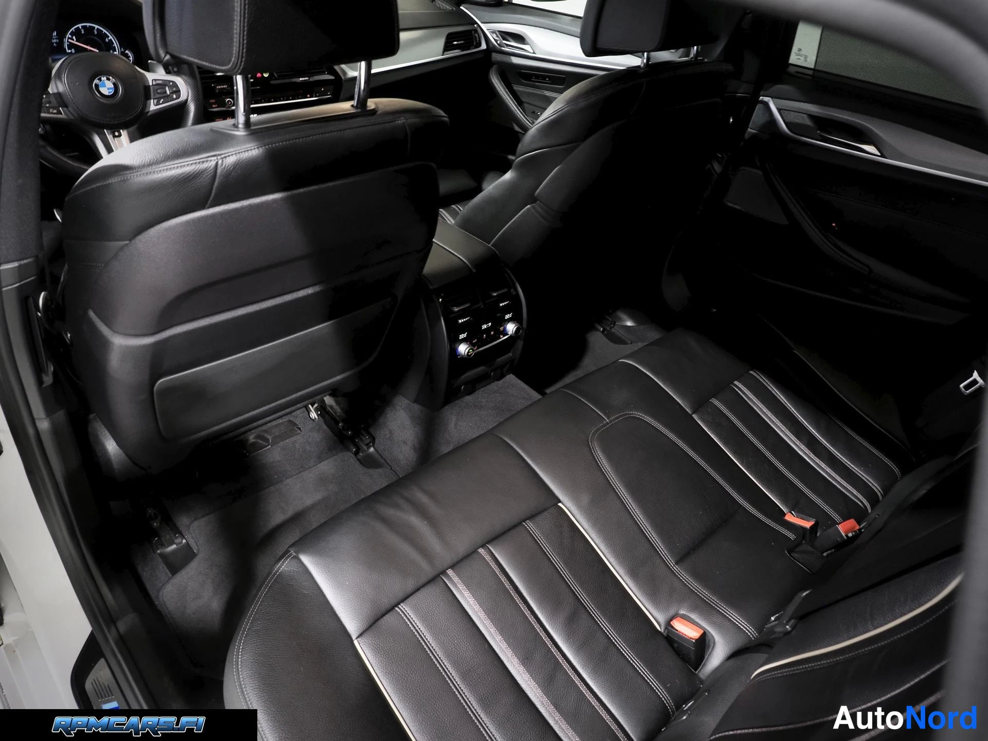 Valkoinen BMW 540d 2018, sivulta, kuva 19