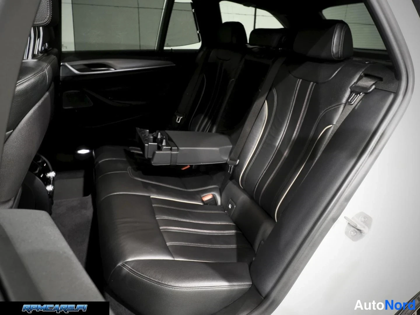 Valkoinen BMW 540d 2018, yksityiskohta, kuva 38