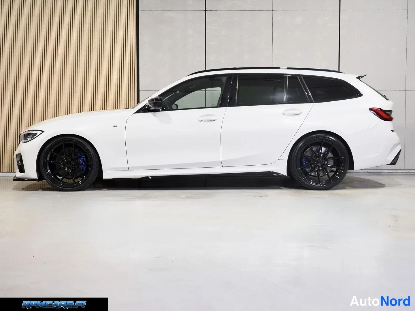 Sivulta: BMW Farmari sivukuva vasemmalta, valkoinen korit väri, mustat renkaat.