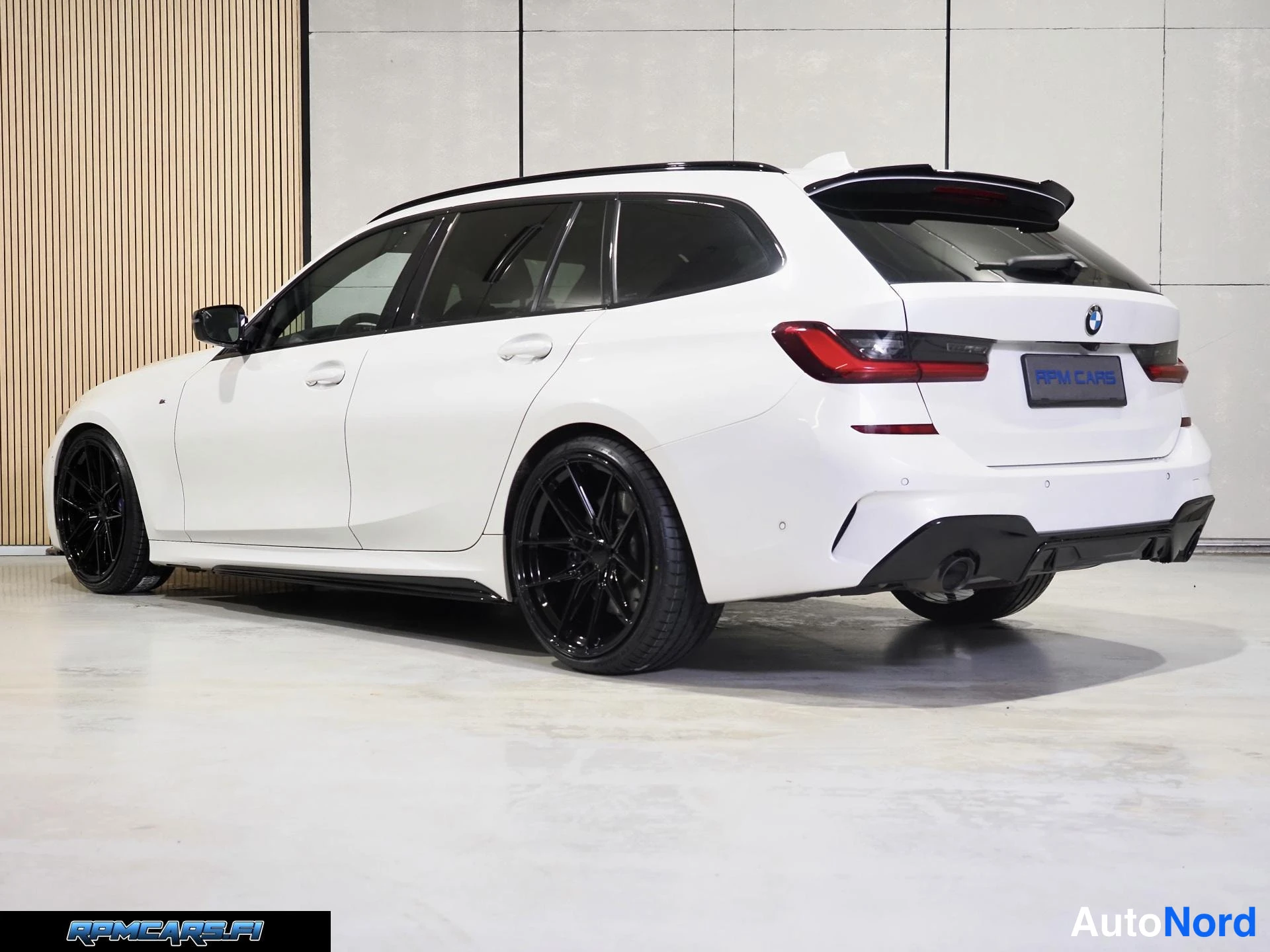 Valkoinen BMW 330d 2021, takaviisto, kuva 23