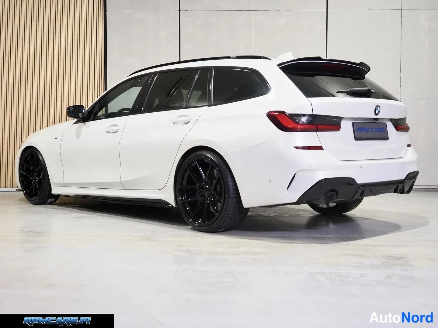 Valkoinen BMW 330d 2021, takaviisto, kuva 15