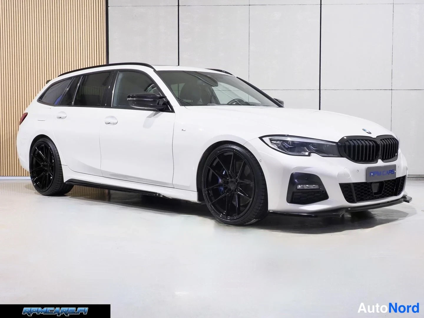 Valkoinen BMW 330d 2021, etuviisto, keula oikealle, kuva 5