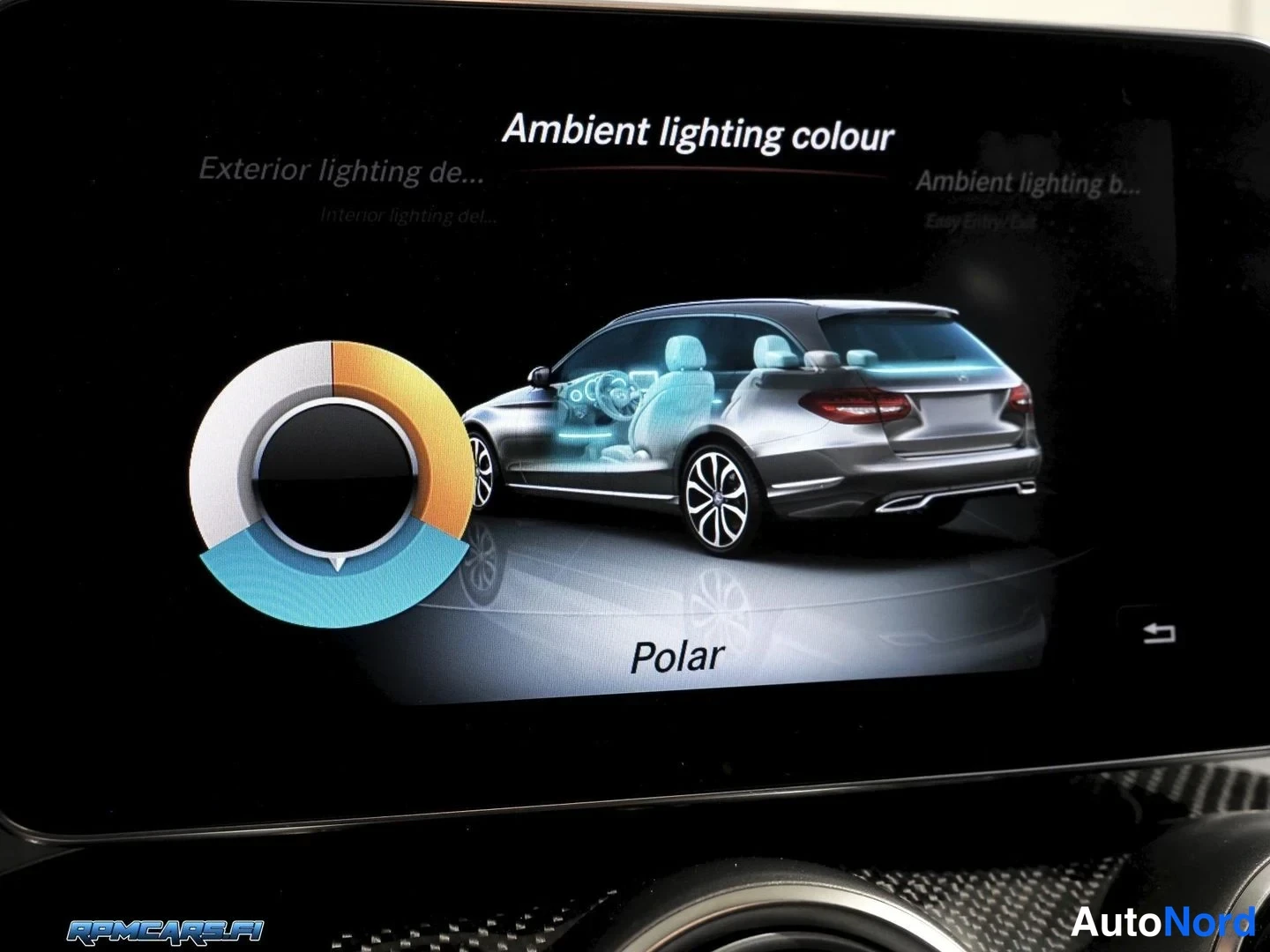 Muu: Näytön valikko 'Ambient lighting colour' vaihtoehdolla Polar ja auton sivukuvitus