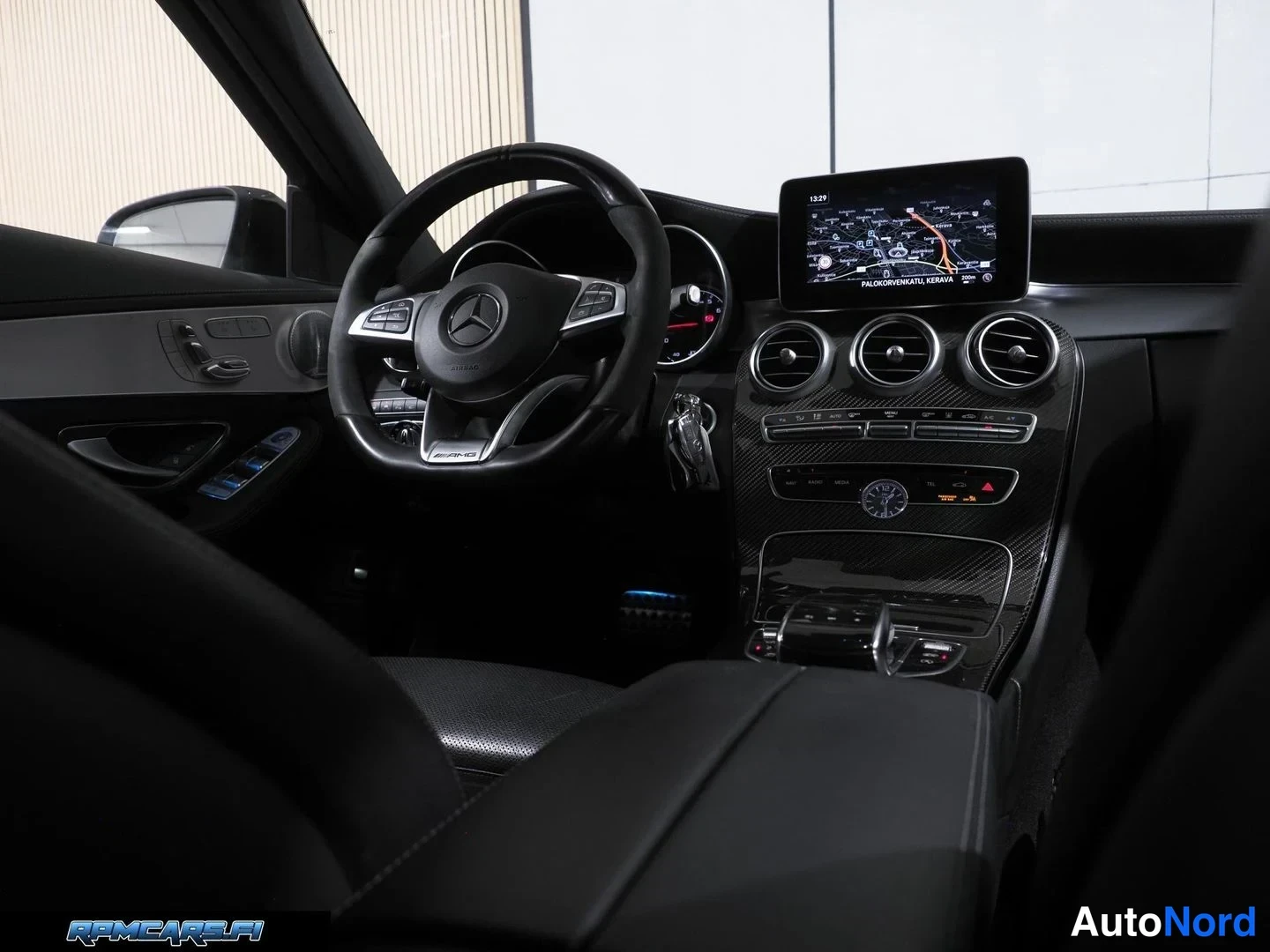 Muu: Ohjaamon etuosa: Mercedes-AMG-ohjauspyörä, keskikonsoli, ilmastointisuuttimet ja kartta näyttävä infotainment-näyttö