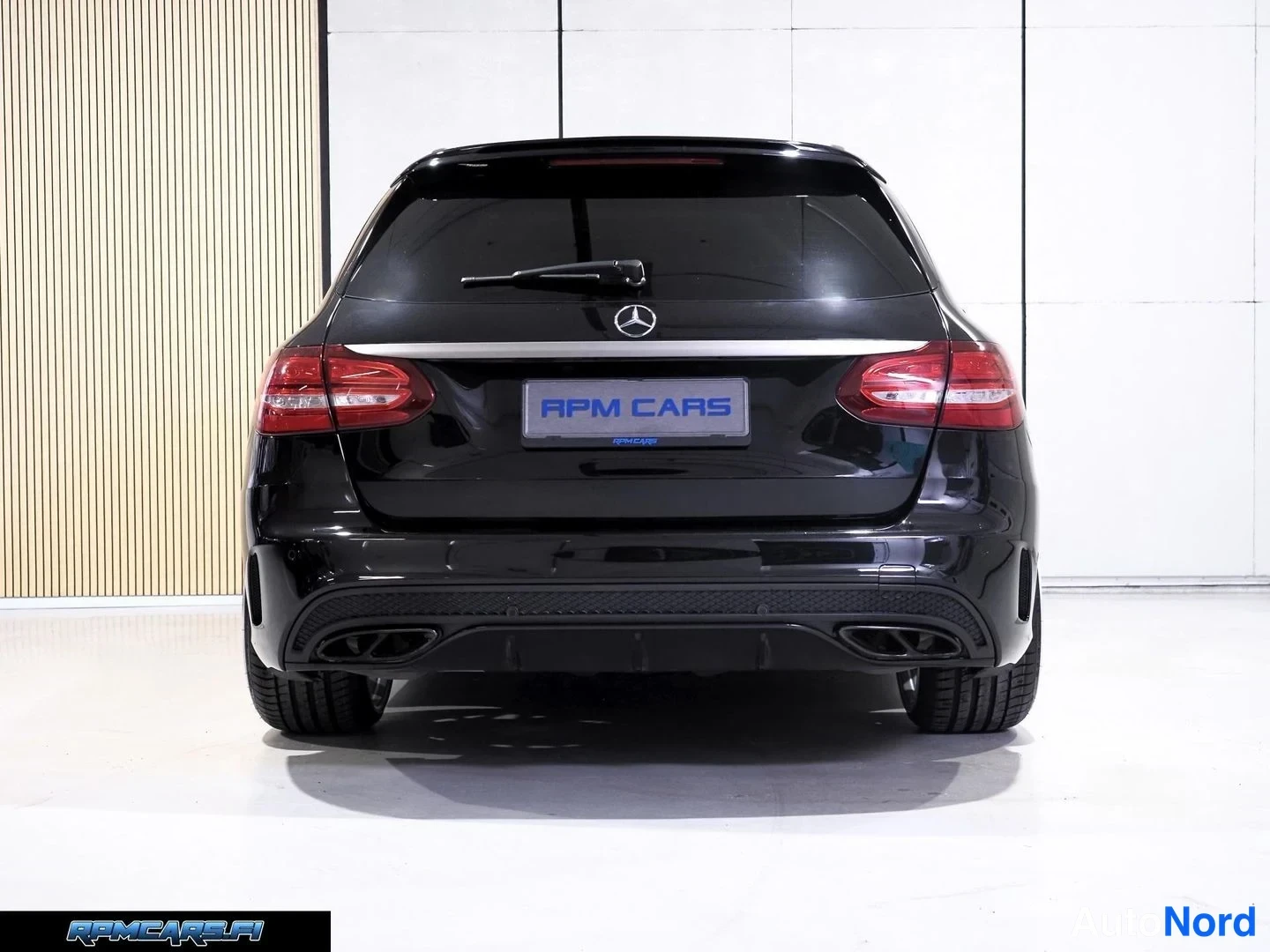 Takaa: Mercedes-Benz farmari takaa kuvattuna, tumma maali, neljä pakoputkea ja RPM CARS -kyltti rekisterikilven paikalla.