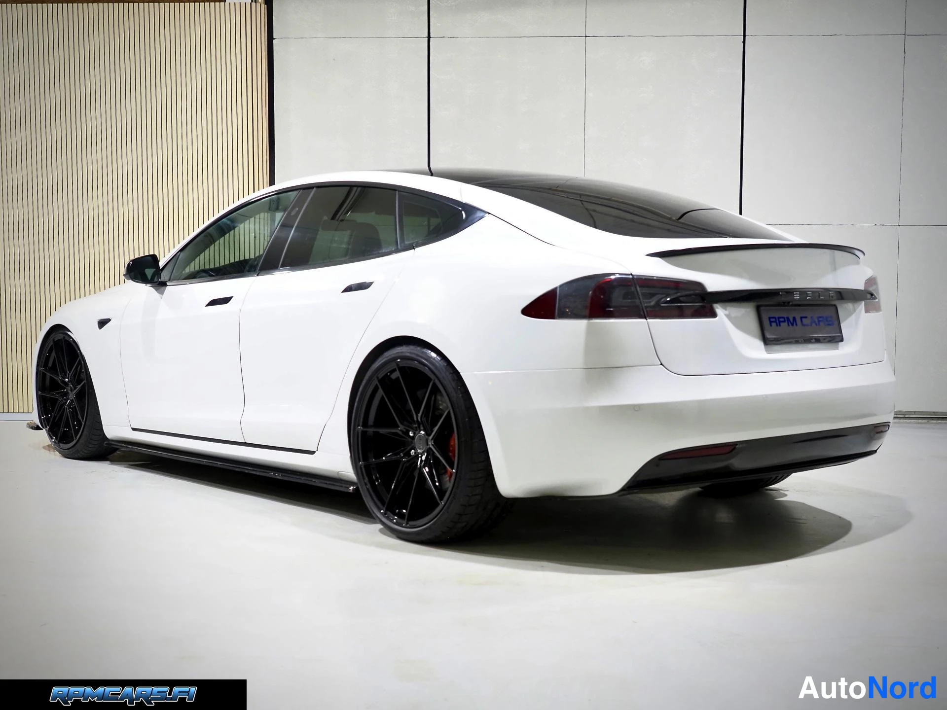 Valkoinen Tesla Model S 2017, takaviisto, kuva 18