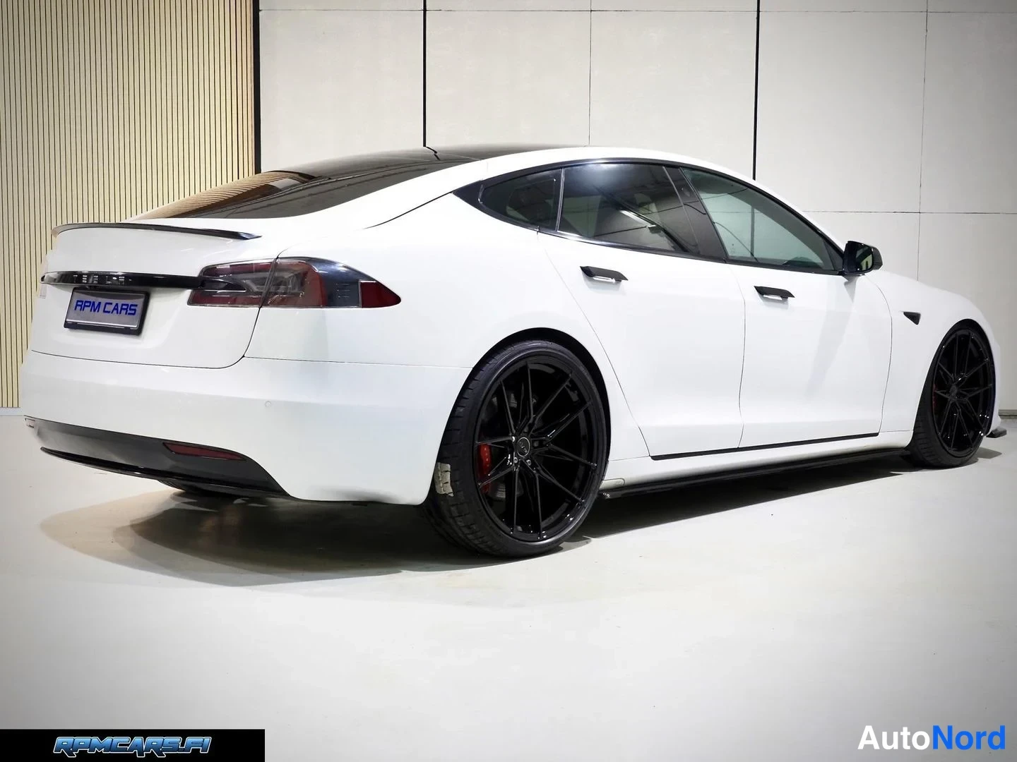 Valkoinen Tesla Model S 2017, takaviisto, kuva 16