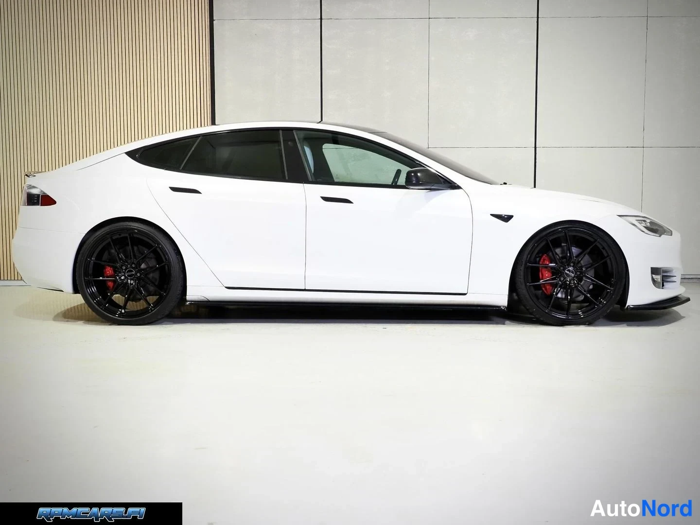 Valkoinen Tesla Model S 2017, sivulta, kuva 14