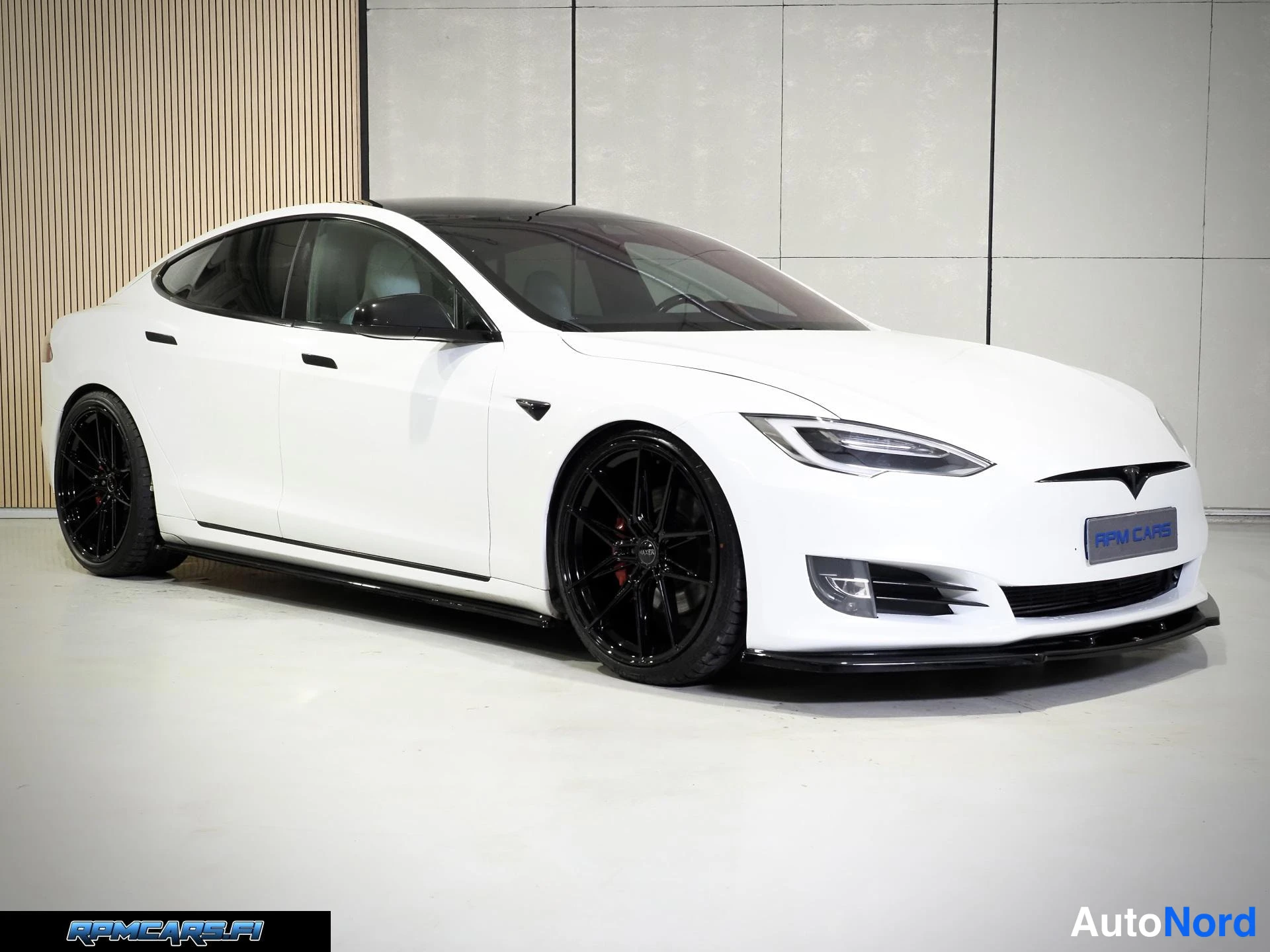 Valkoinen Tesla Model S 2017, etuviisto, keula oikealle, kuva 7