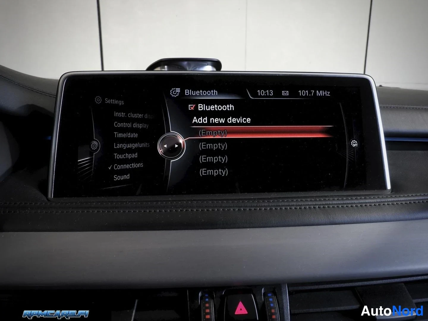 Yksityiskohta: Infotainment-näytön Bluetooth-asetussivu, jossa vaihtoehto Add new device ja tyhjät laitelistaukset.