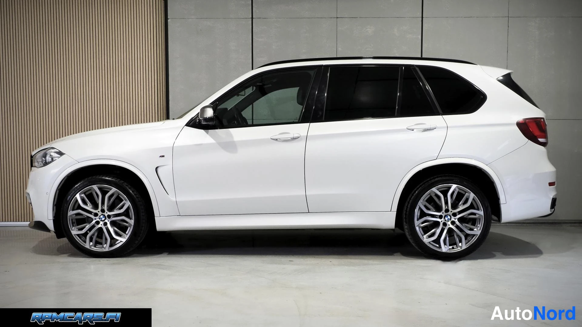 Valkoinen BMW X5 2014, etuviisto, keula vasemmalle, kuva 3