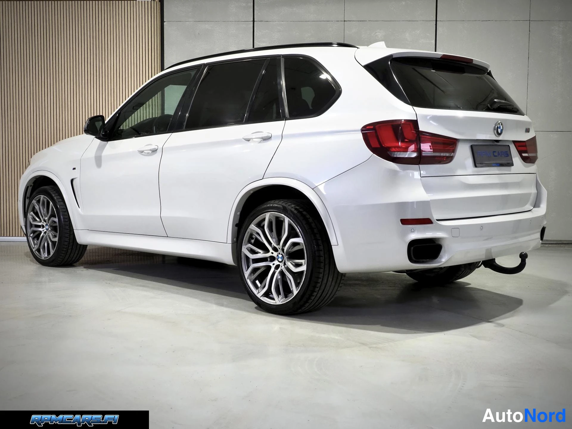 Valkoinen BMW X5 2014, takaviisto, kuva 18