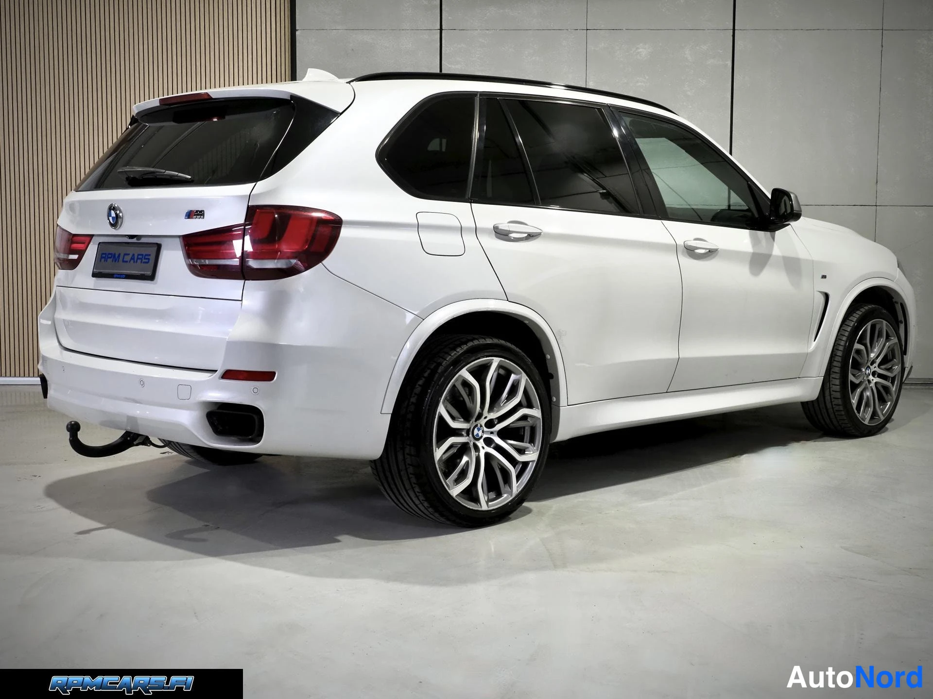 Valkoinen BMW X5 2014, takaviisto, kuva 19