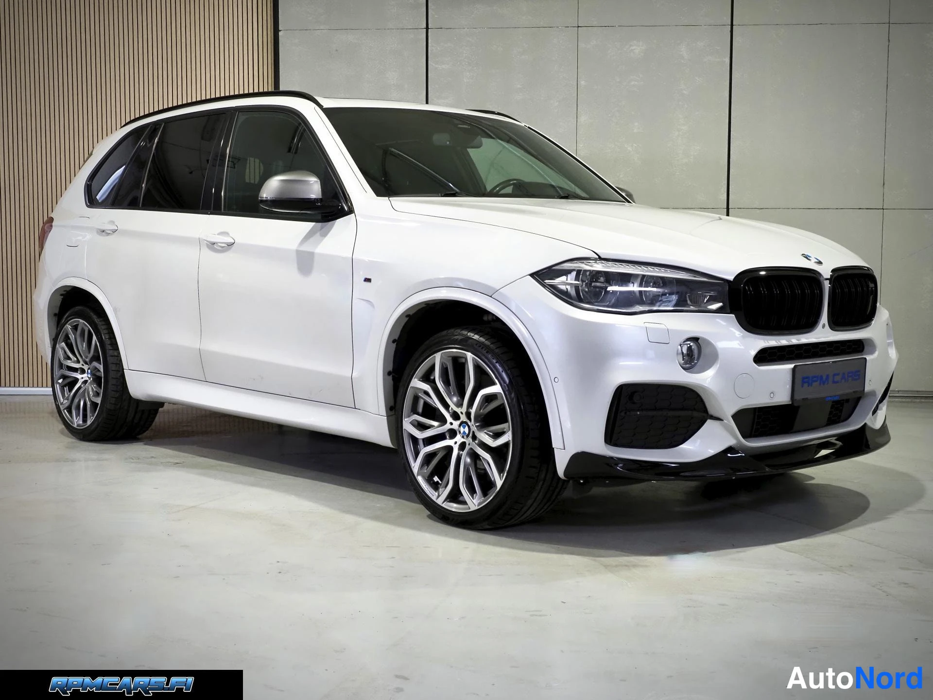 Valkoinen BMW X5 2014, etuviisto, keula oikealle, kuva 5