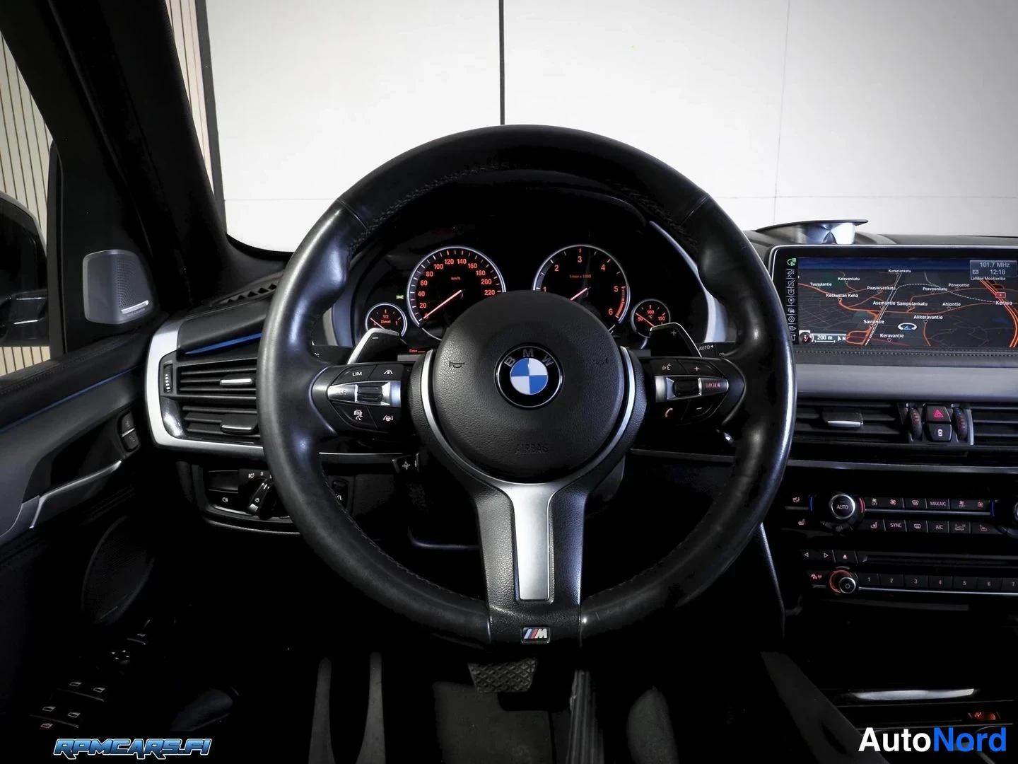 Valkoinen BMW X5 2014, edestä, kuva 22