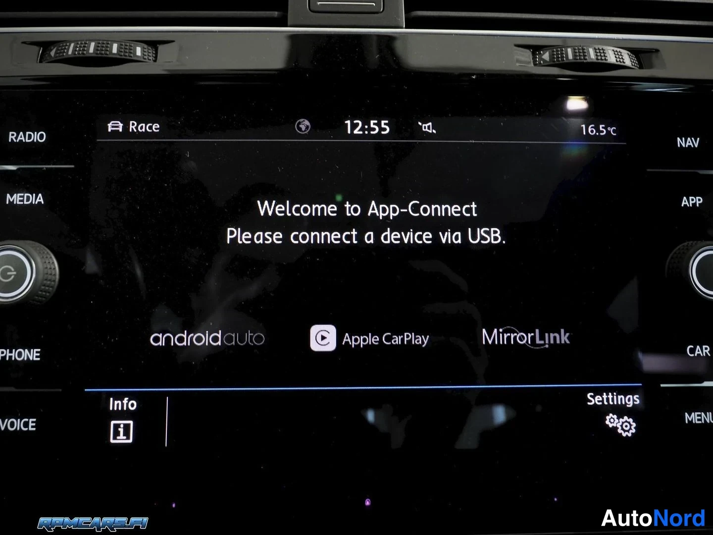 Yksityiskohta: Näytöllä App-Connect-ruutu tekstillä Welcome to App-Connect, Please connect a device via USB, ja alla android auto, Apple CarPlay ja MirrorLink.