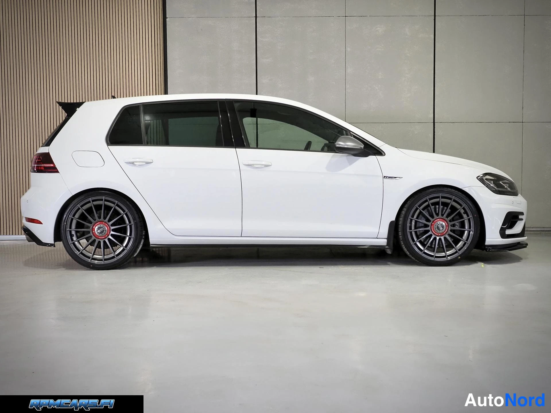 Valkoinen Volkswagen Golf 2018, sivulta, kuva 22