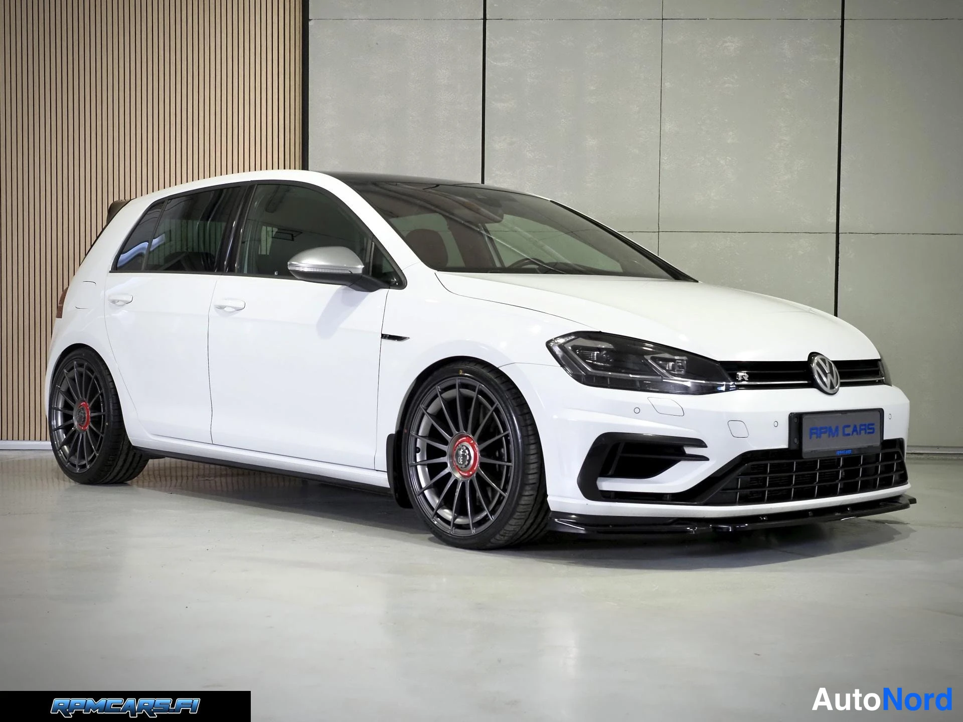 Valkoinen Volkswagen Golf 2018, etuviisto, keula oikealle, kuva 8