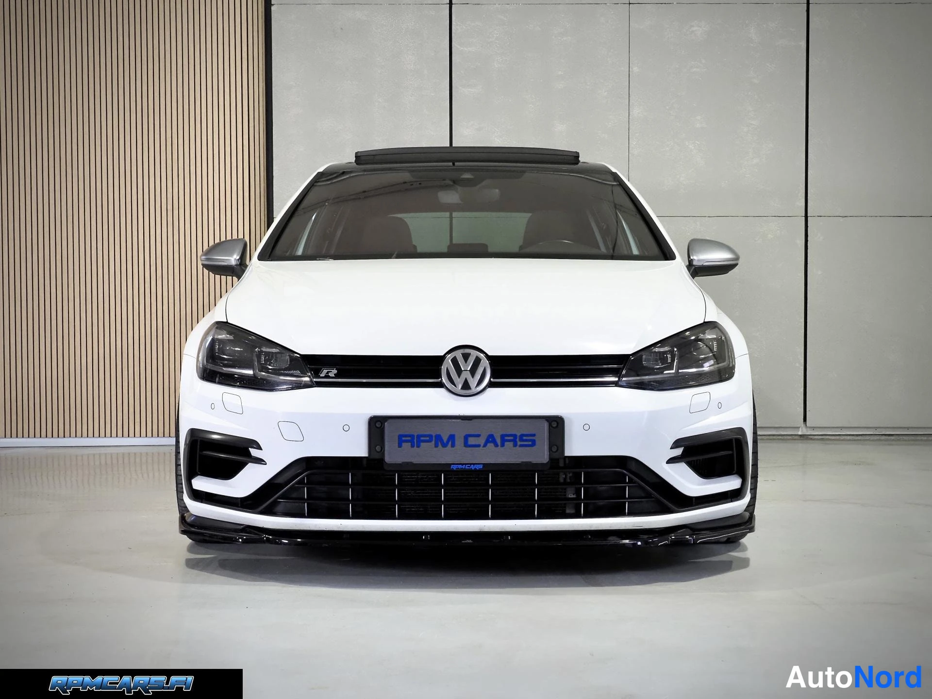 Valkoinen Volkswagen Golf 2018, edestä, kuva 18