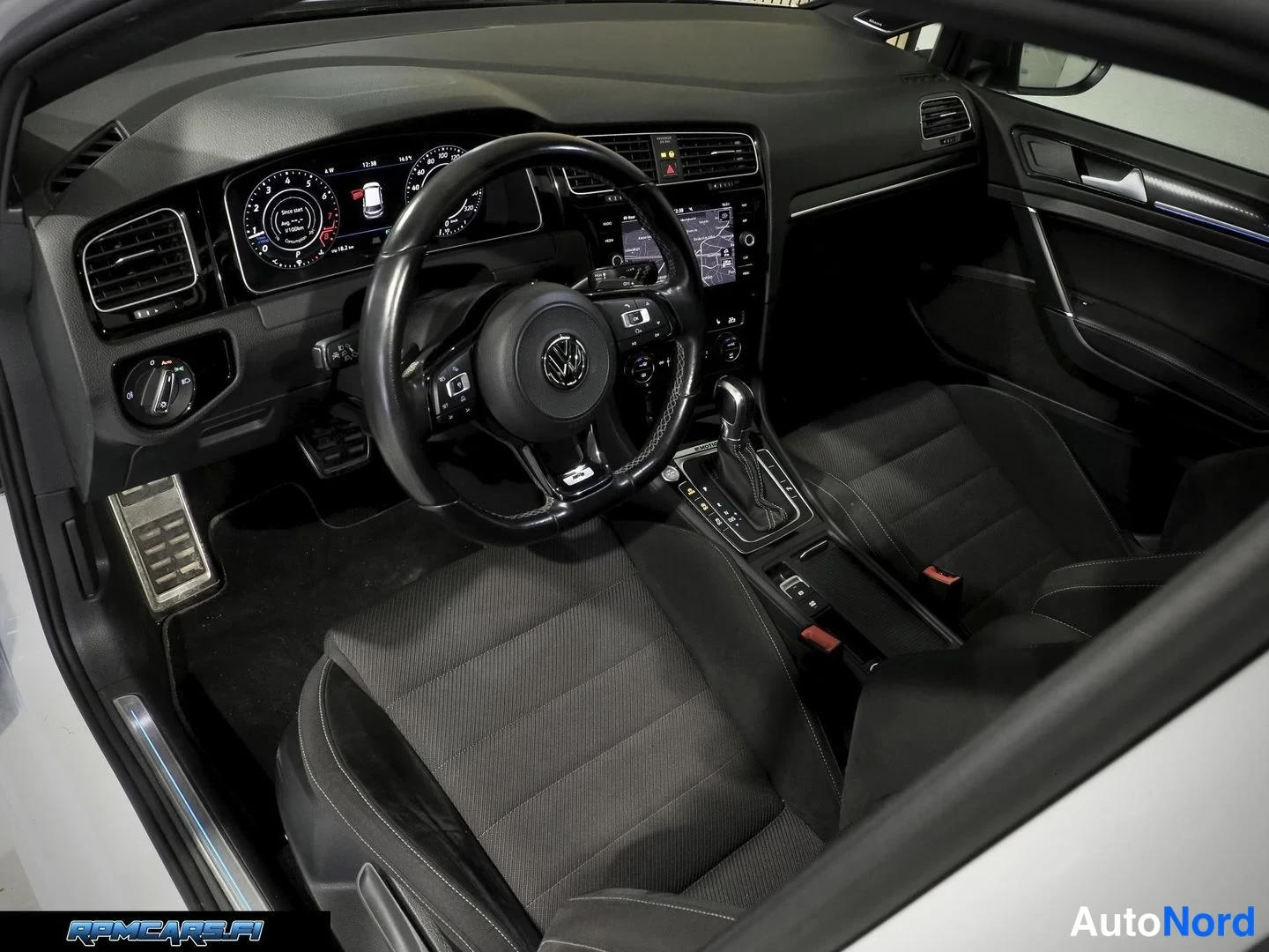 Valkoinen Volkswagen Golf 2018, kuva 45