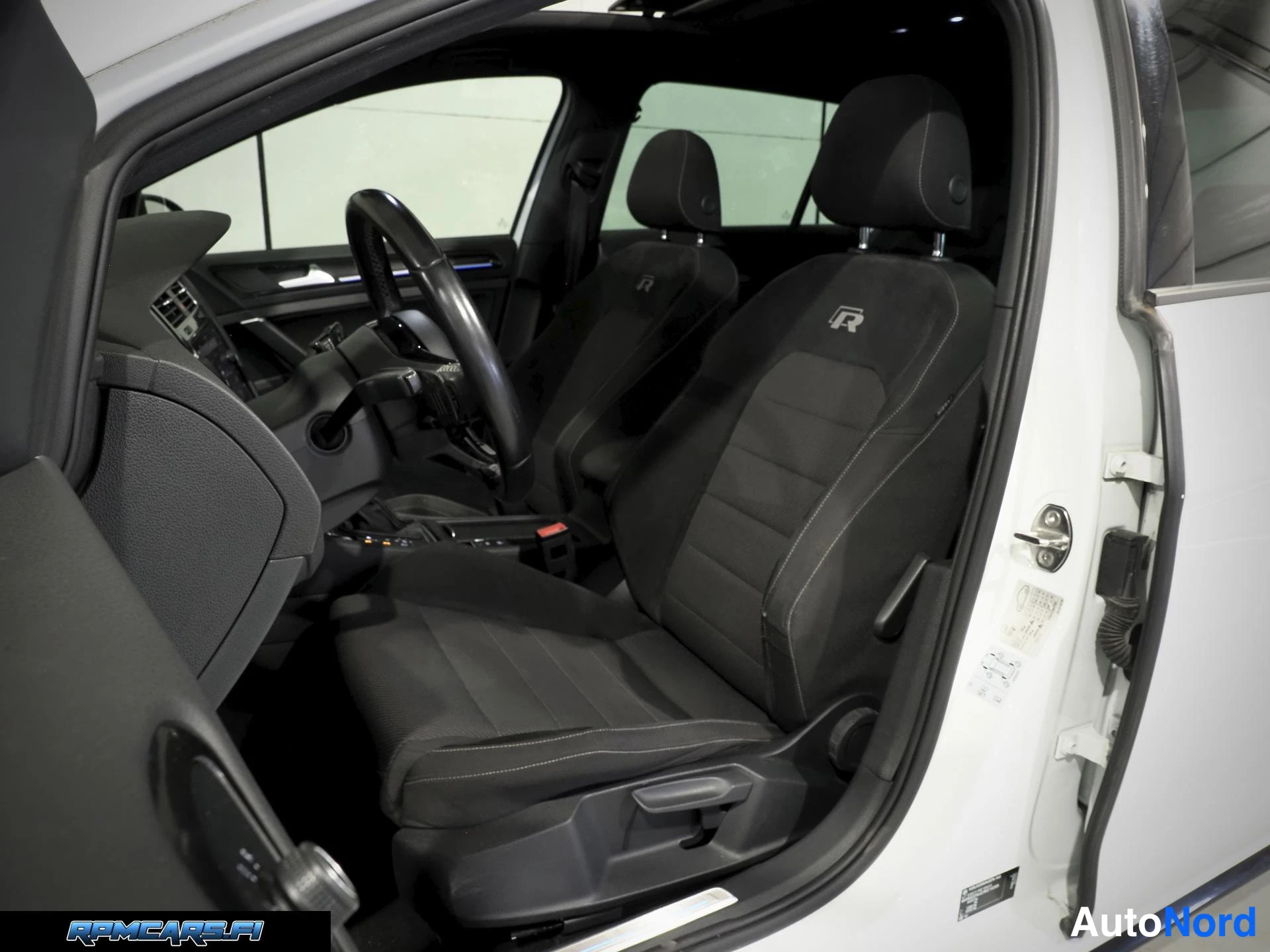 Valkoinen Volkswagen Golf 2018, edestä, kuva 12