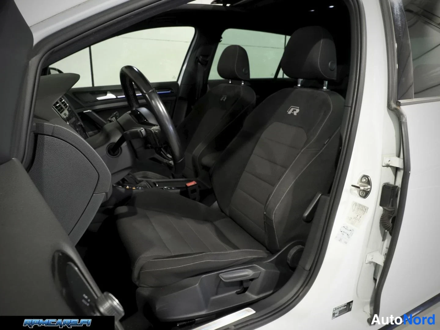 Valkoinen Volkswagen Golf 2018, kuva 47