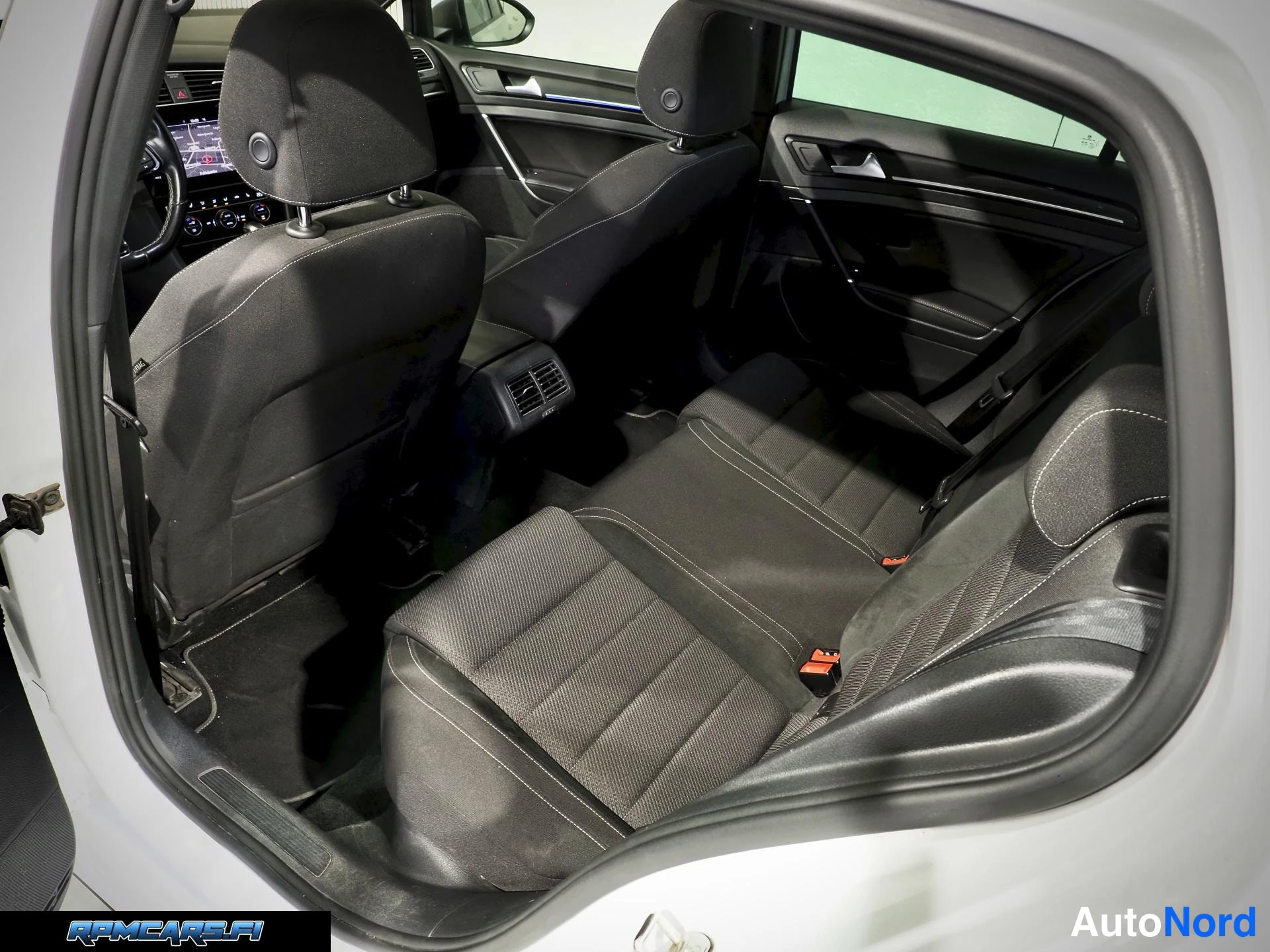 Valkoinen Volkswagen Golf 2018, edestä, kuva 14